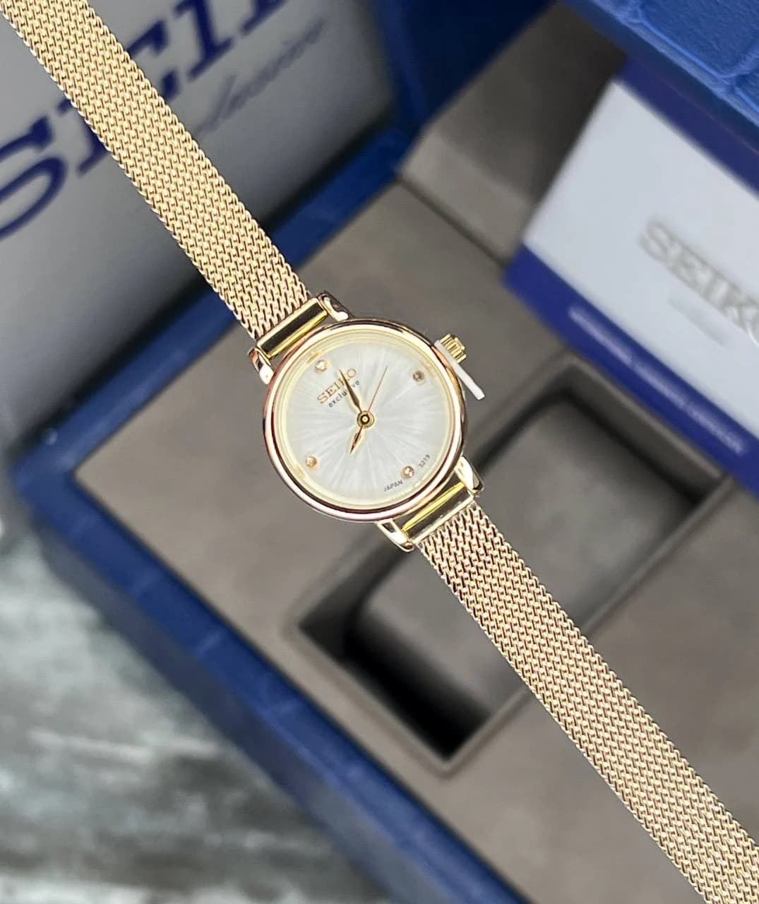 ساعت SEIKO زنانه سیکو اکسکلوسیو مدل 3219 رنگ طلایی صفحه طوسی