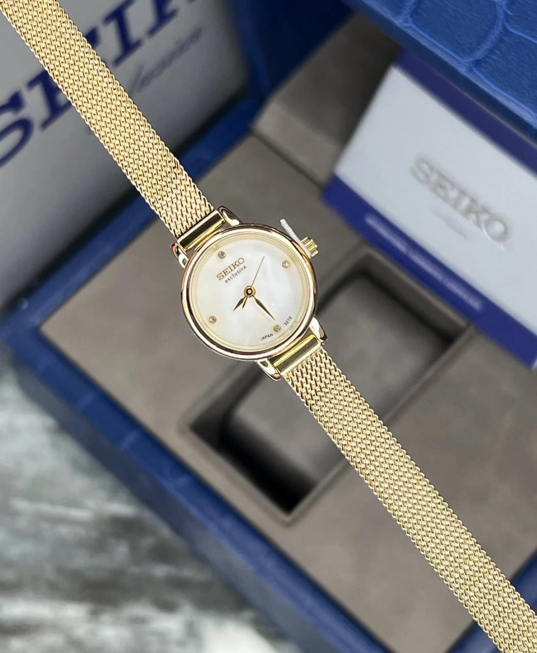 ساعت SEIKO زنانه سیکو اکسکلوسیو مدل 3219 رنگ طلایی صفحه سفید