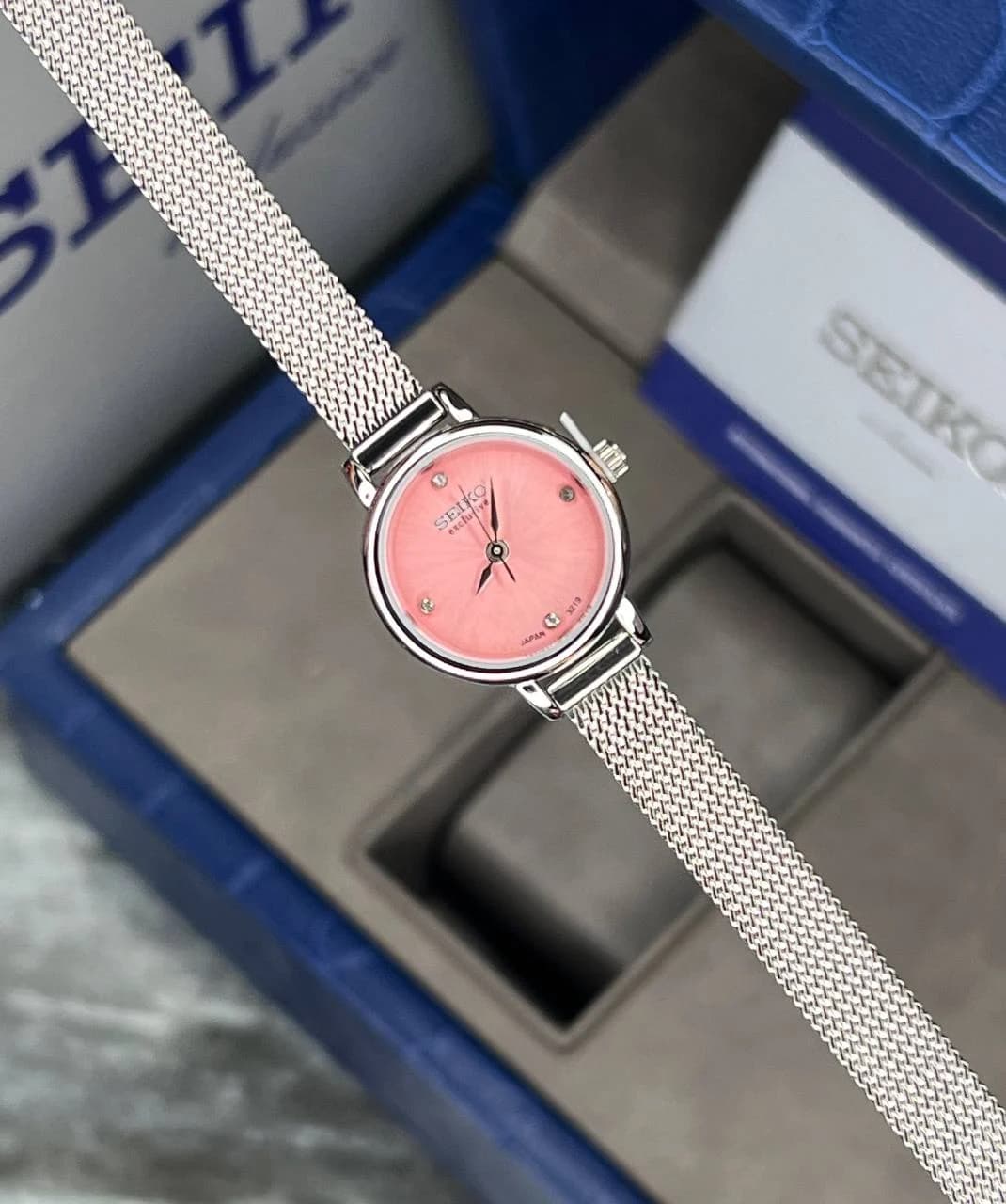 ساعت SEIKO زنانه سیکو اکسکلوسیو مدل 3219 رنگ نقره ای صفحه صورتی