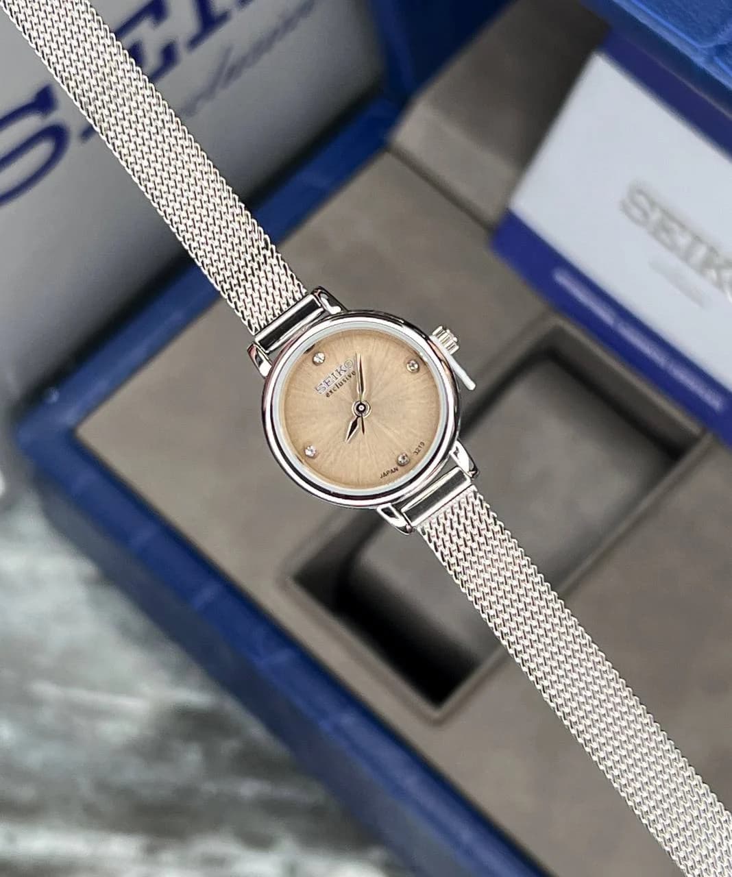 ساعت SEIKO زنانه سیکو اکسکلوسیو مدل 3219 رنگ نقره ای صفحه کرم