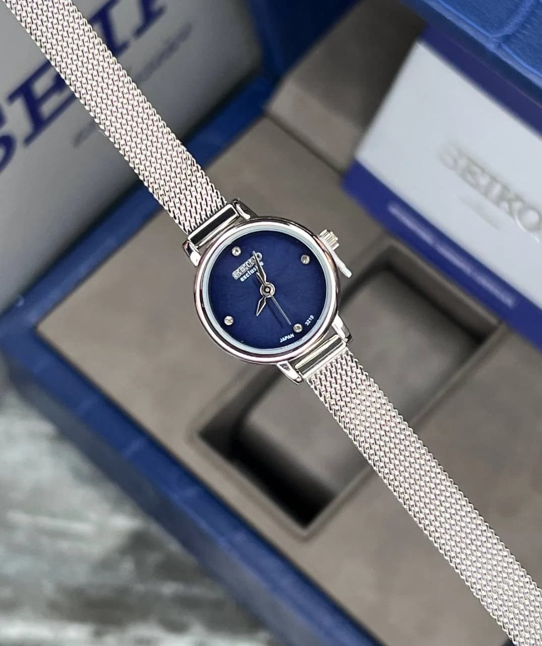 ساعت SEIKO زنانه سیکو اکسکلوسیو مدل 3219 رنگ نقره ای صفحه سرمه ای