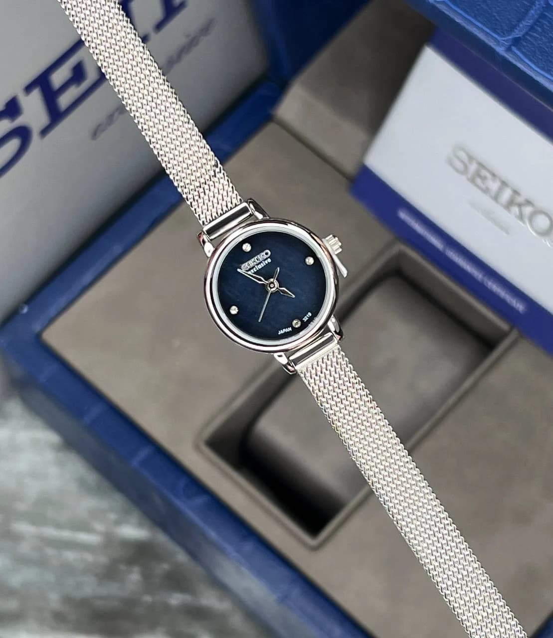 ساعت SEIKO زنانه سیکو اکسکلوسیو مدل 3219 رنگ نقره ای صفحه مشکی
