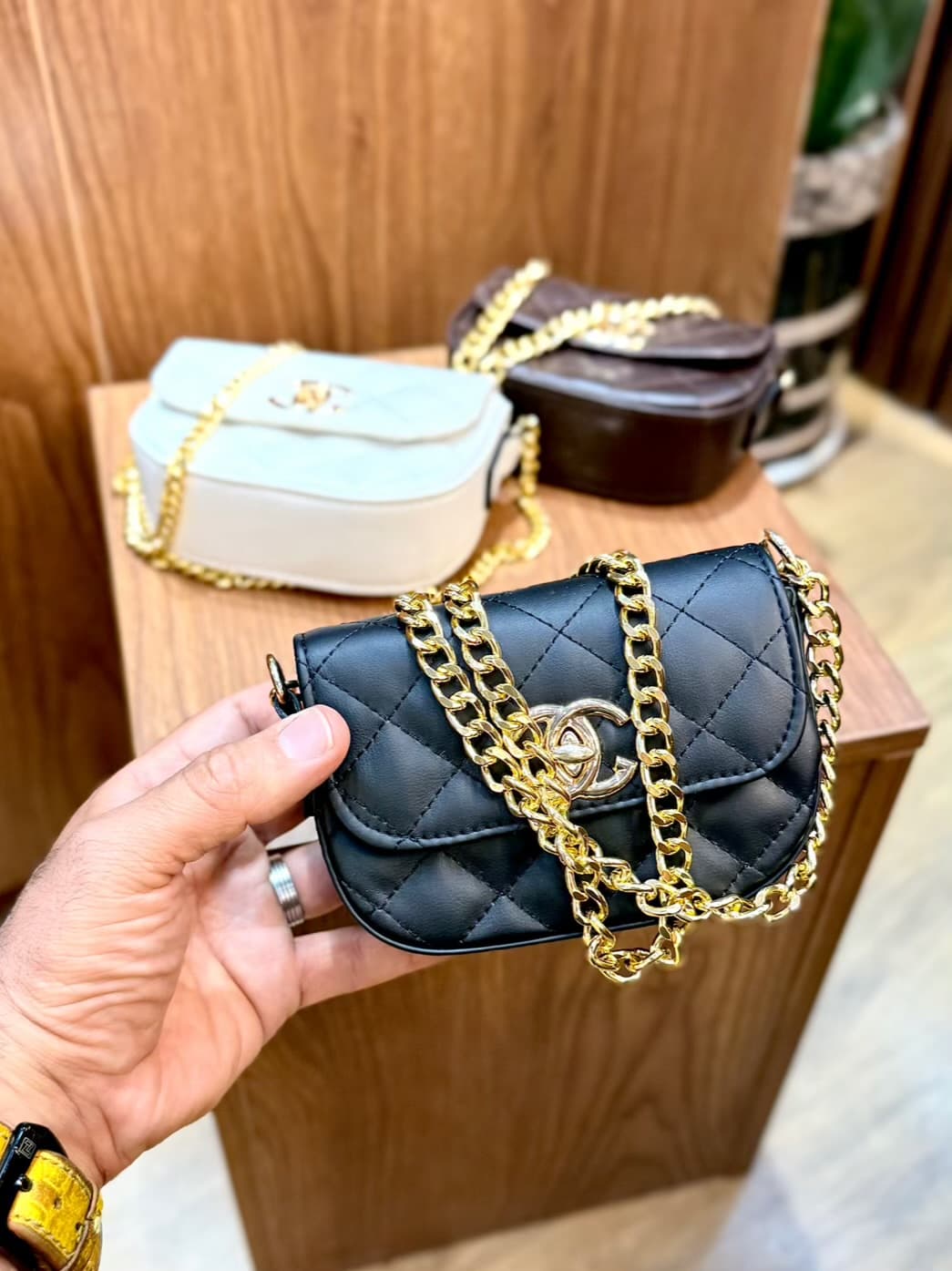 کیف پاسپورتی مینی CHANEL کد 410 — تصویر ۲