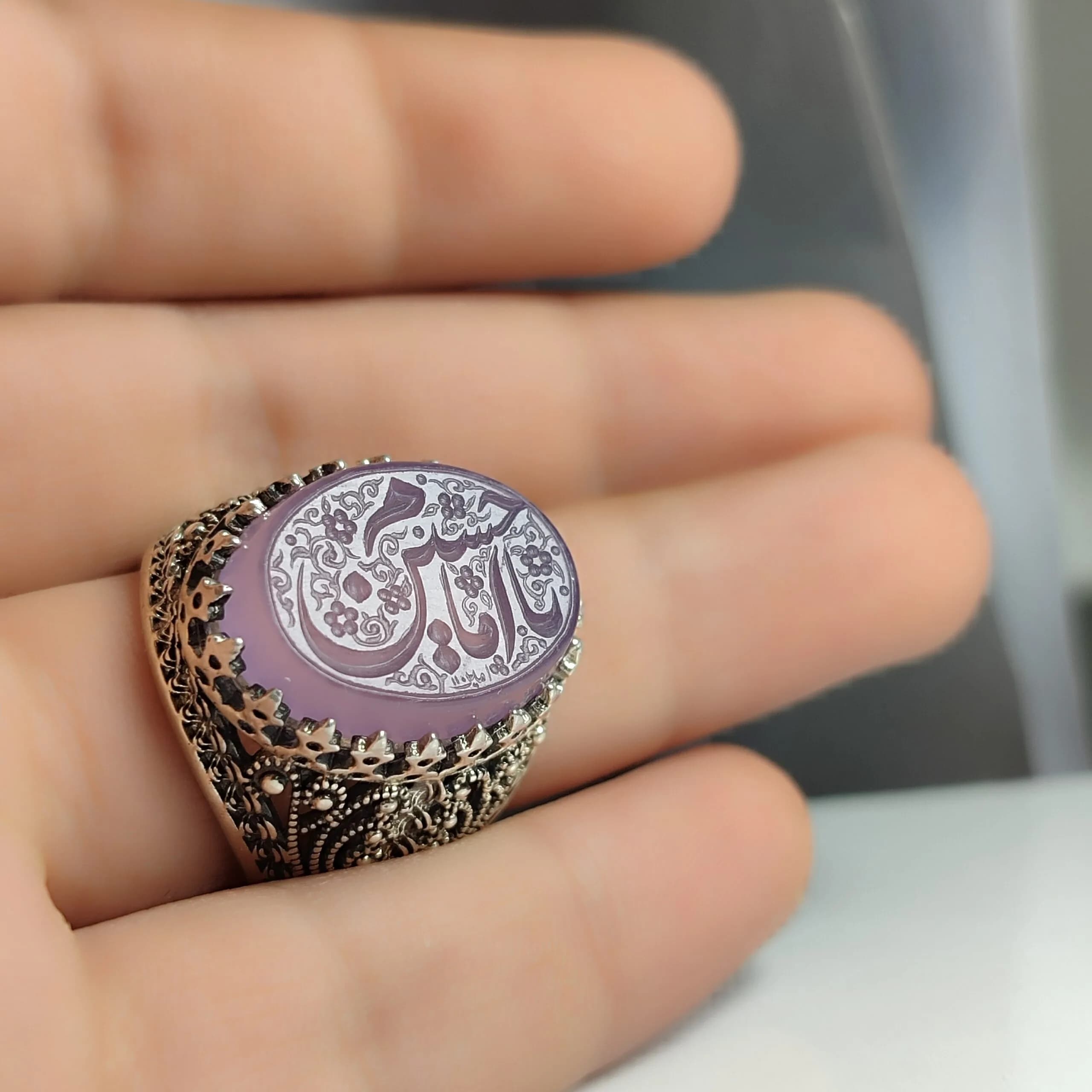 انگشتر نقره باسنگ عقیق سوسنی حکاکی یا امام حسین کد 2300 — تصویر ۵