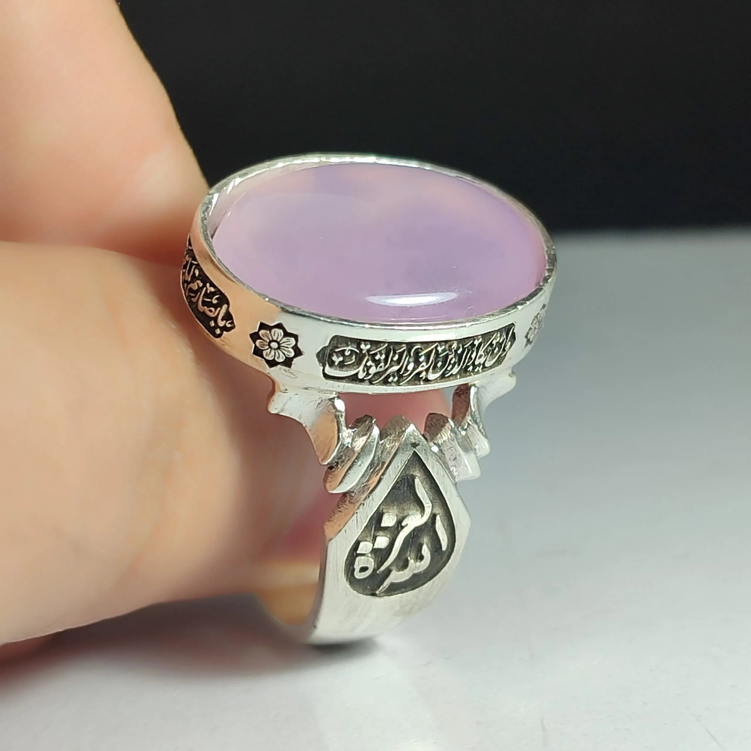 انگشتر نقره باسنگ عقیق سوسنی دور رکاب دعای چشم زخم بغل رکاب العزه الله و حسبی الله کد 2305 — تصویر ۷