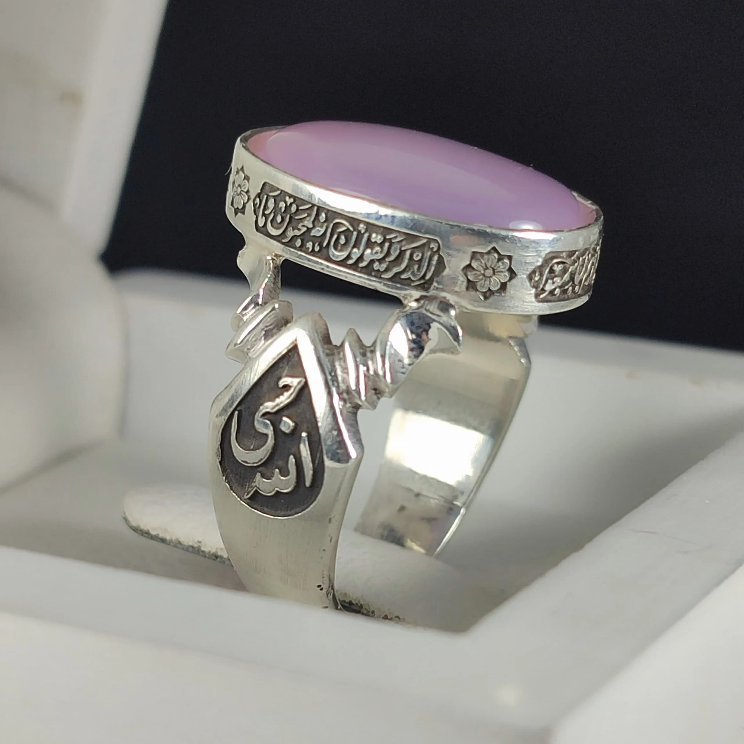انگشتر نقره باسنگ عقیق سوسنی دور رکاب دعای چشم زخم بغل رکاب العزه الله و حسبی الله کد 2305 — تصویر ۵