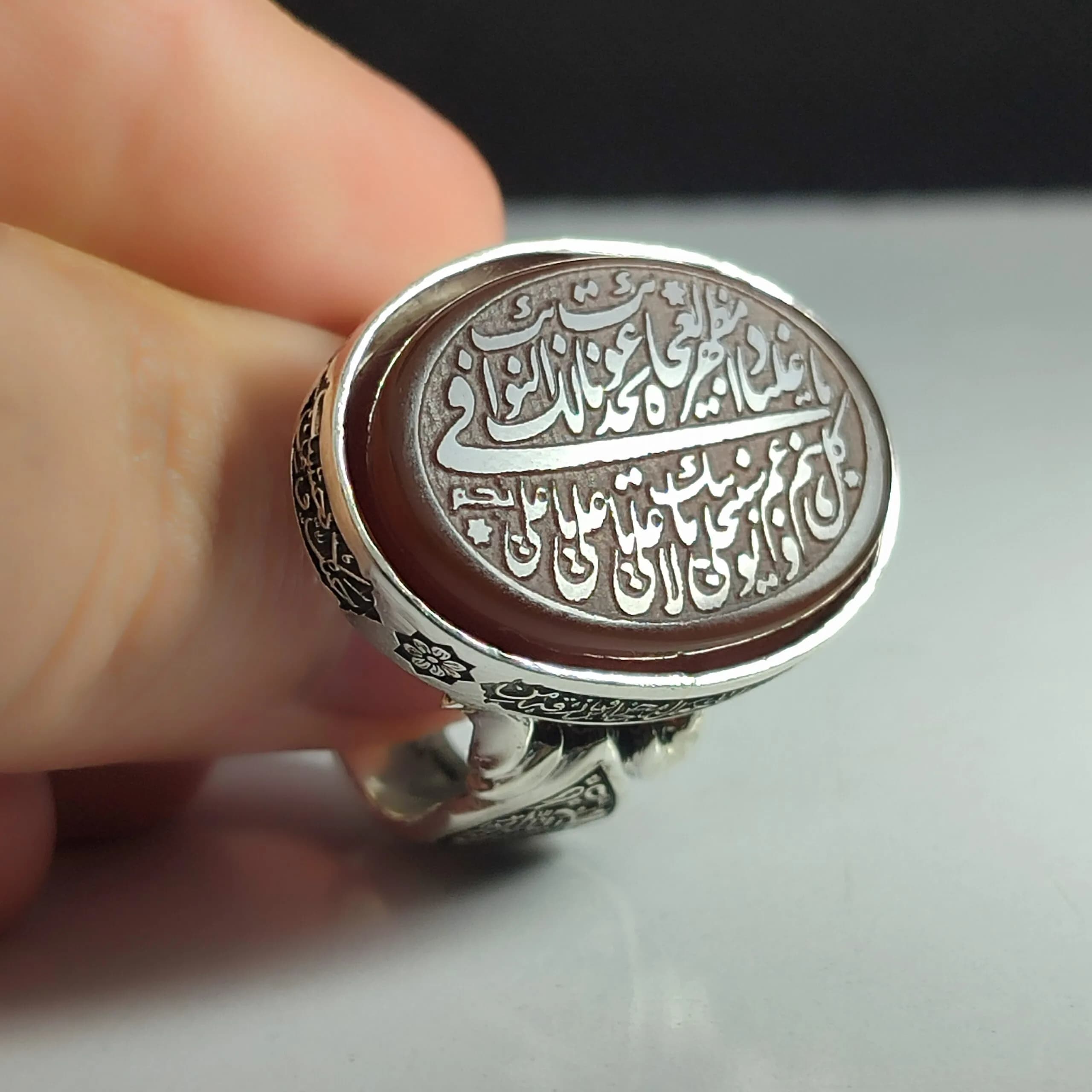 انگشتر نقره باسنگ عقیق پرتغالی حکاکی نادعلی قلمزنی دور رکاب ومن یتق الله محمد رسول الله و الله جل جلال کد 2307 — تصویر ۷