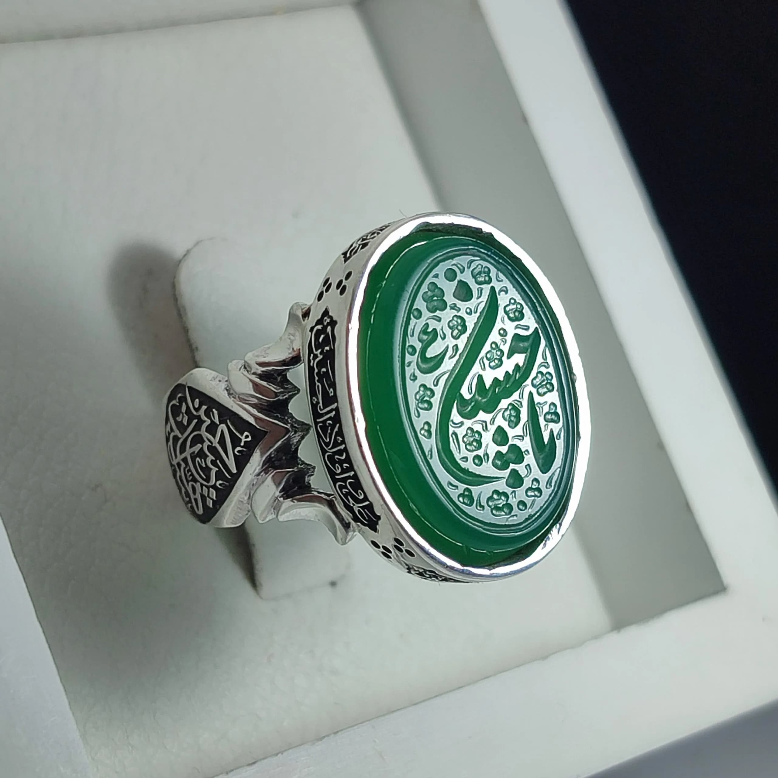 انگشتر نقره باسنگ عقیق سبز حکاکی یاحسین قلمزنی دور رکاب چهار سلام زیارت عاشورا بغل رکاب یا ابلفضل و حسین اشهاده کد 2309 — تصویر ۵
