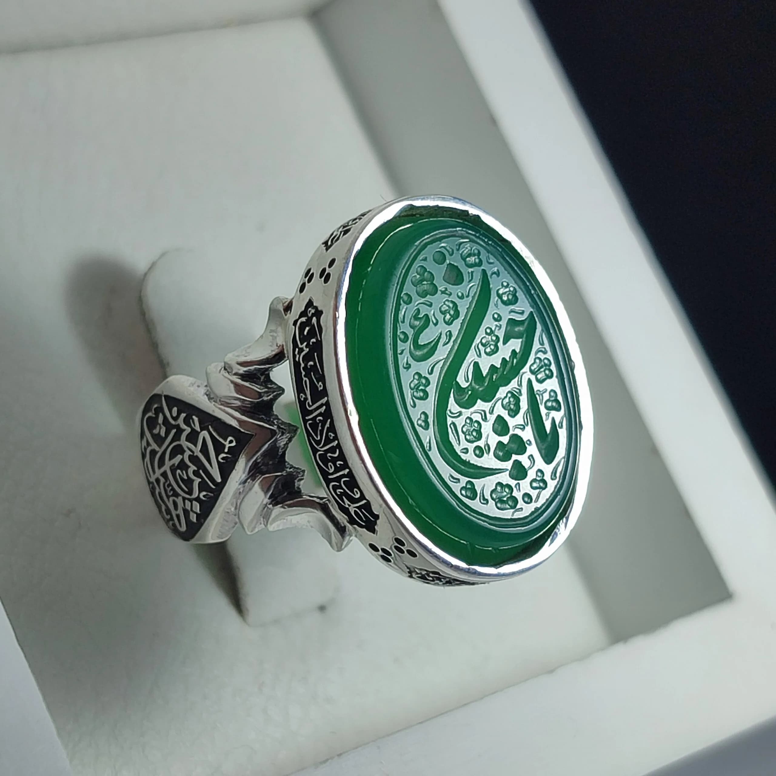 انگشتر نقره باسنگ عقیق سبز حکاکی یاحسین قلمزنی دور رکاب چهار سلام زیارت عاشورا بغل رکاب یا ابلفضل و حسین اشهاده کد 2309 — تصویر ۴