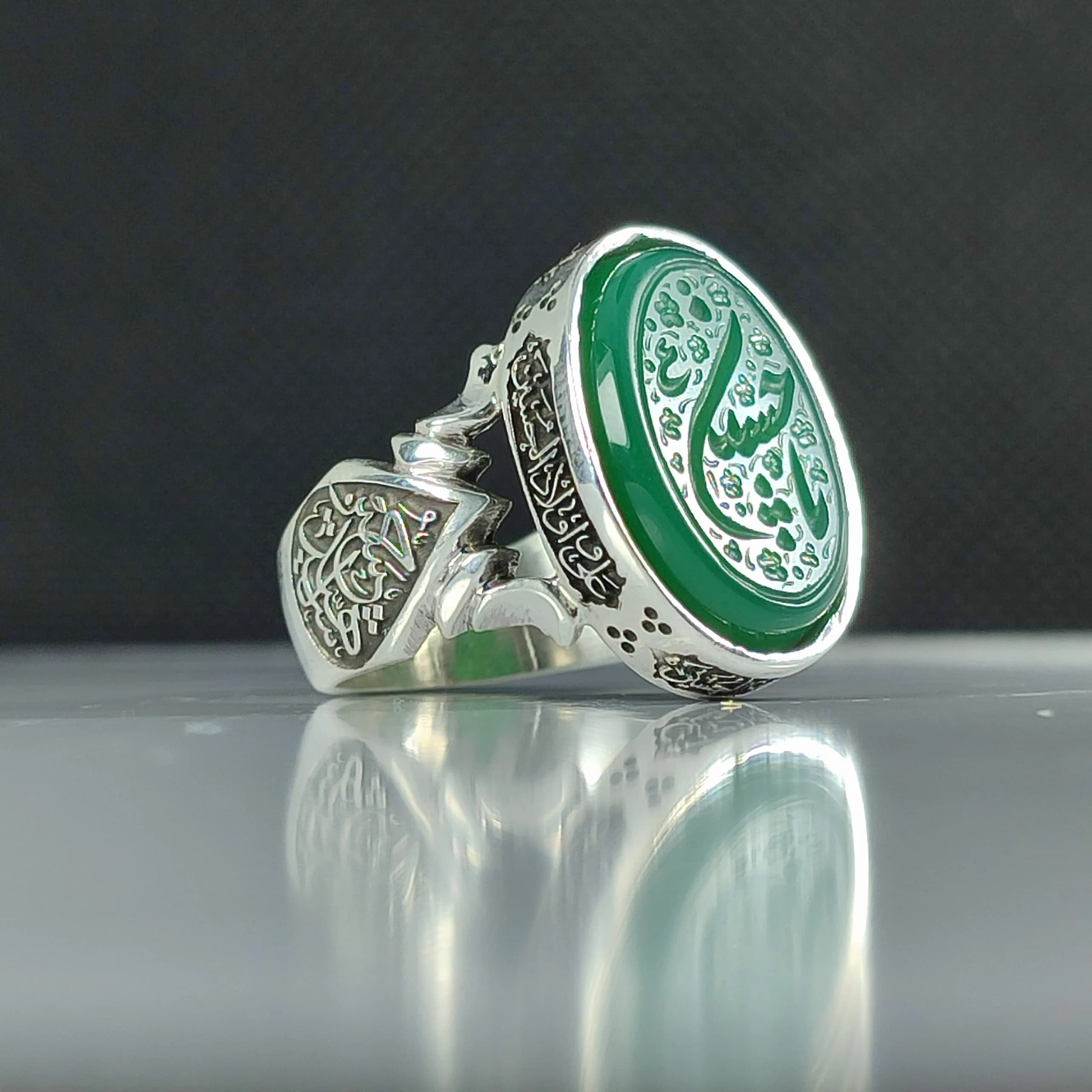انگشتر نقره باسنگ عقیق سبز حکاکی یاحسین قلمزنی دور رکاب چهار سلام زیارت عاشورا بغل رکاب یا ابلفضل و حسین اشهاده کد 2309 — تصویر ۶