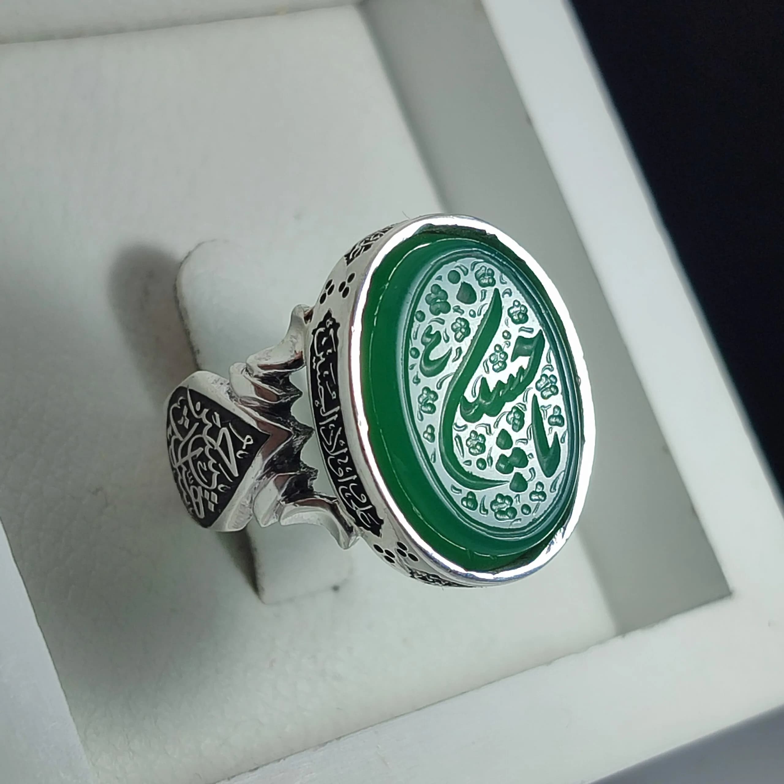 انگشتر نقره باسنگ عقیق سبز حکاکی یاحسین قلمزنی دور رکاب چهار سلام زیارت عاشورا بغل رکاب یا ابلفضل و حسین اشهاده کد 2309 — تصویر ۱۲