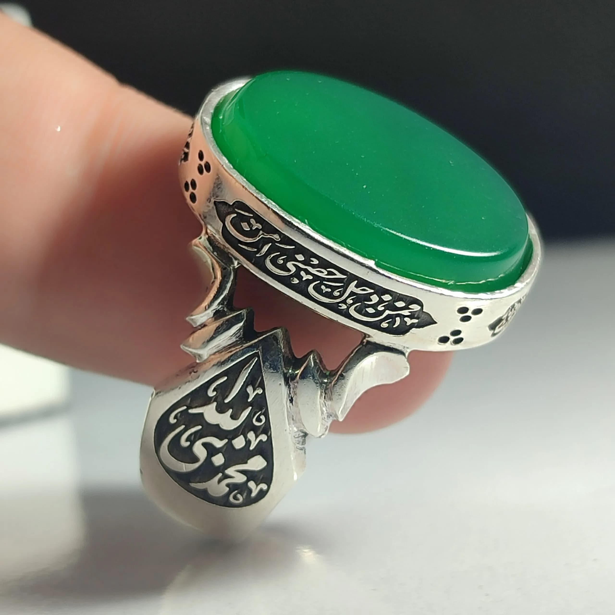 انگشتر نقره باسنگ عقیق سبز ذکر روی رکاب حدیث ولایت امیرمومنین ذکر بغل رکاب (محمد نبی الله) و (علی ولی الله) کد 2321 — تصویر ۸
