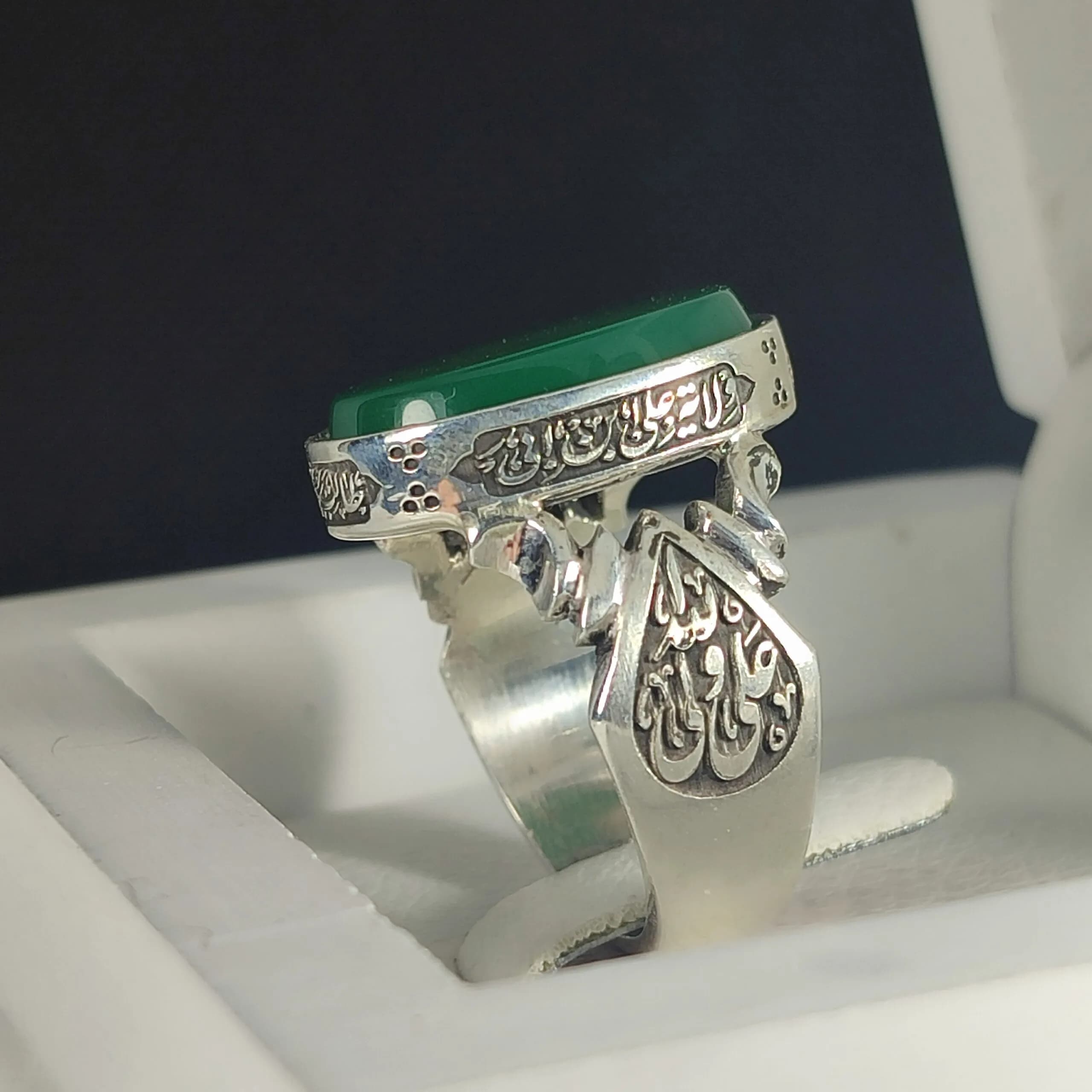 انگشتر نقره باسنگ عقیق سبز ذکر روی رکاب حدیث ولایت امیرمومنین ذکر بغل رکاب (محمد نبی الله) و (علی ولی الله) کد 2321 — تصویر ۱۱