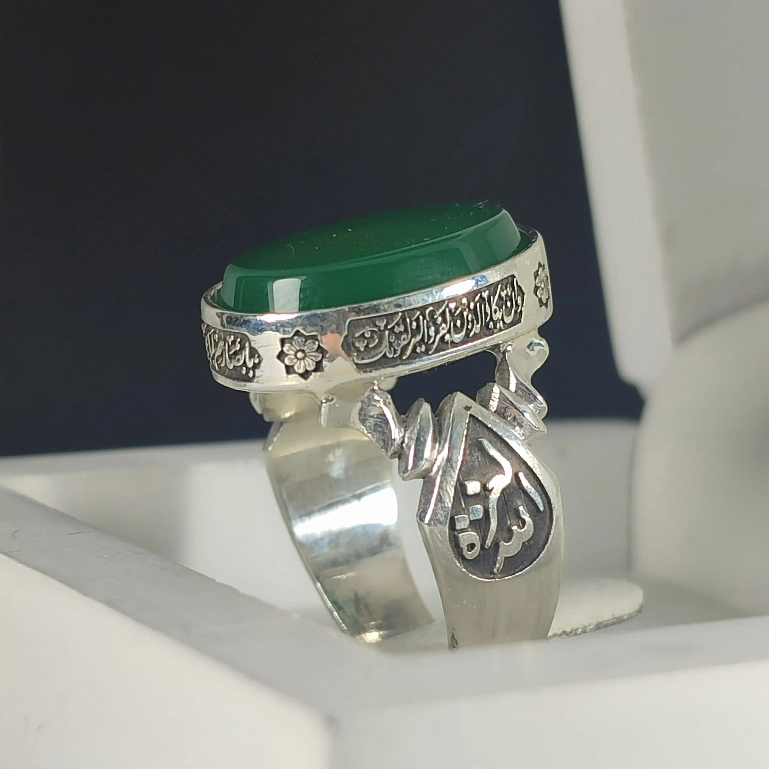انگشتر نقره باسنگ عقیق سبز ذکر روی رکاب (وان یکاد) و ذکر بغل رکاب (العزه الله) و (حسبی الله) — تصویر ۱۱