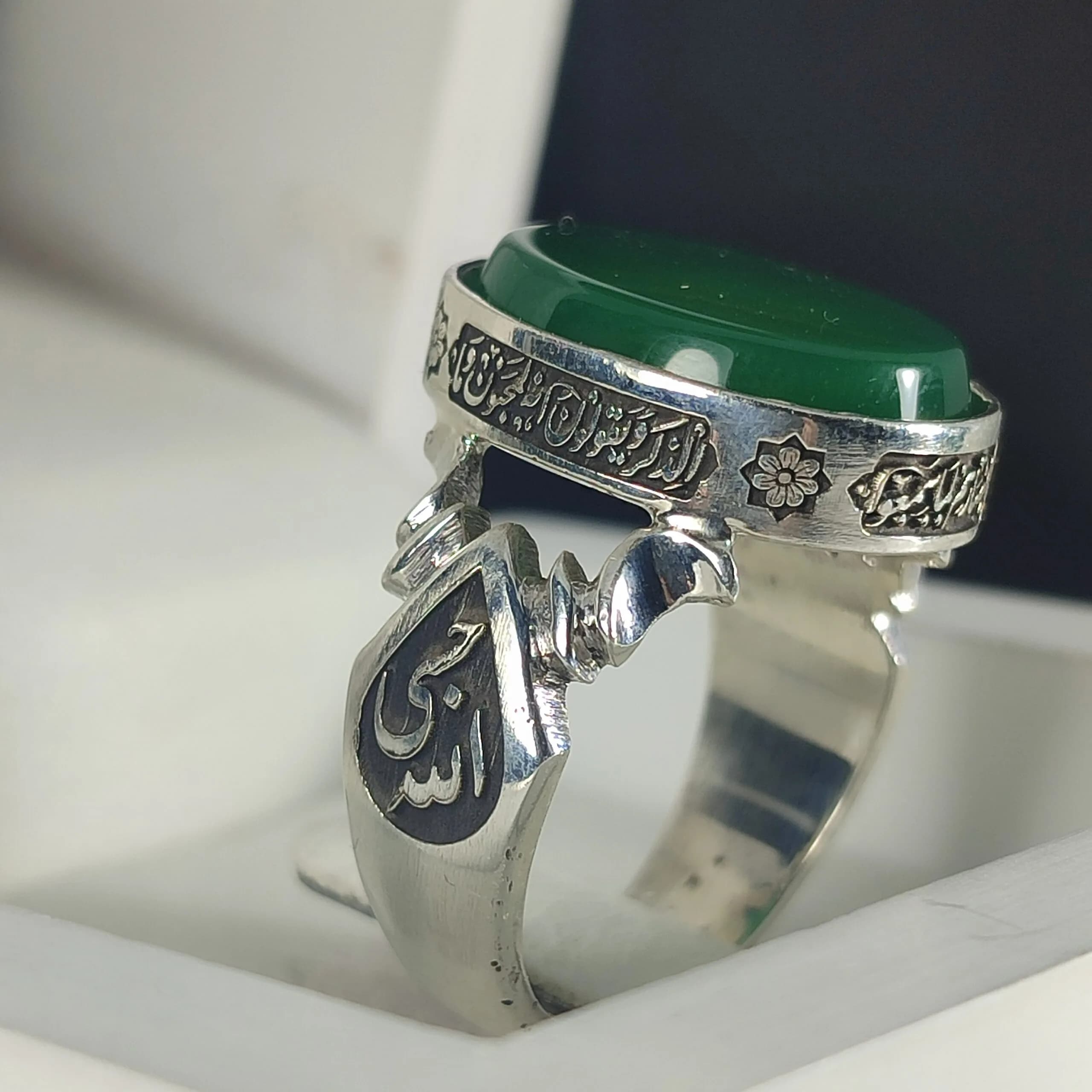 انگشتر نقره باسنگ عقیق سبز ذکر روی رکاب (وان یکاد) و ذکر بغل رکاب (العزه الله) و (حسبی الله) — تصویر ۳