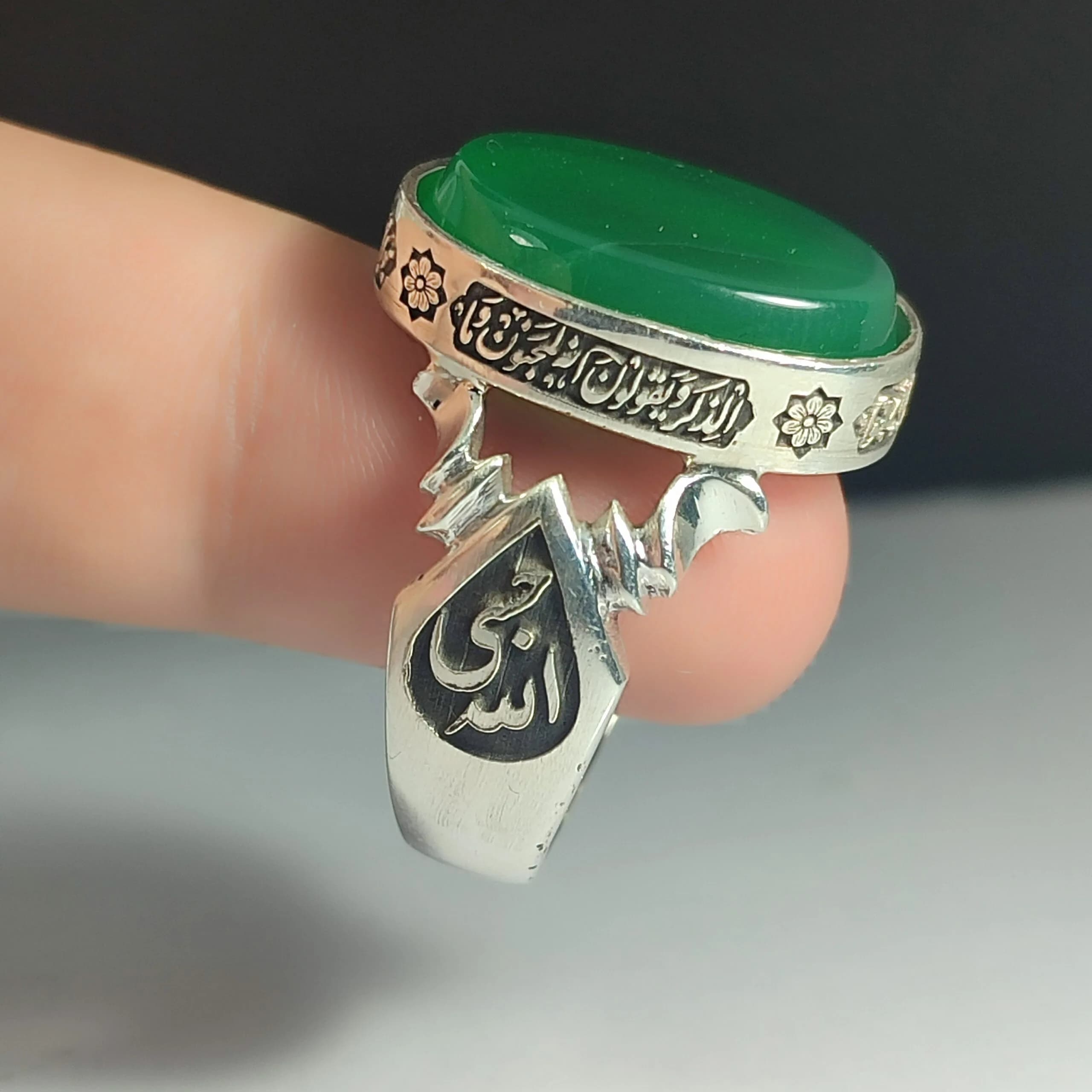 انگشتر نقره باسنگ عقیق سبز ذکر روی رکاب (وان یکاد) و ذکر بغل رکاب (العزه الله) و (حسبی الله) — تصویر ۶