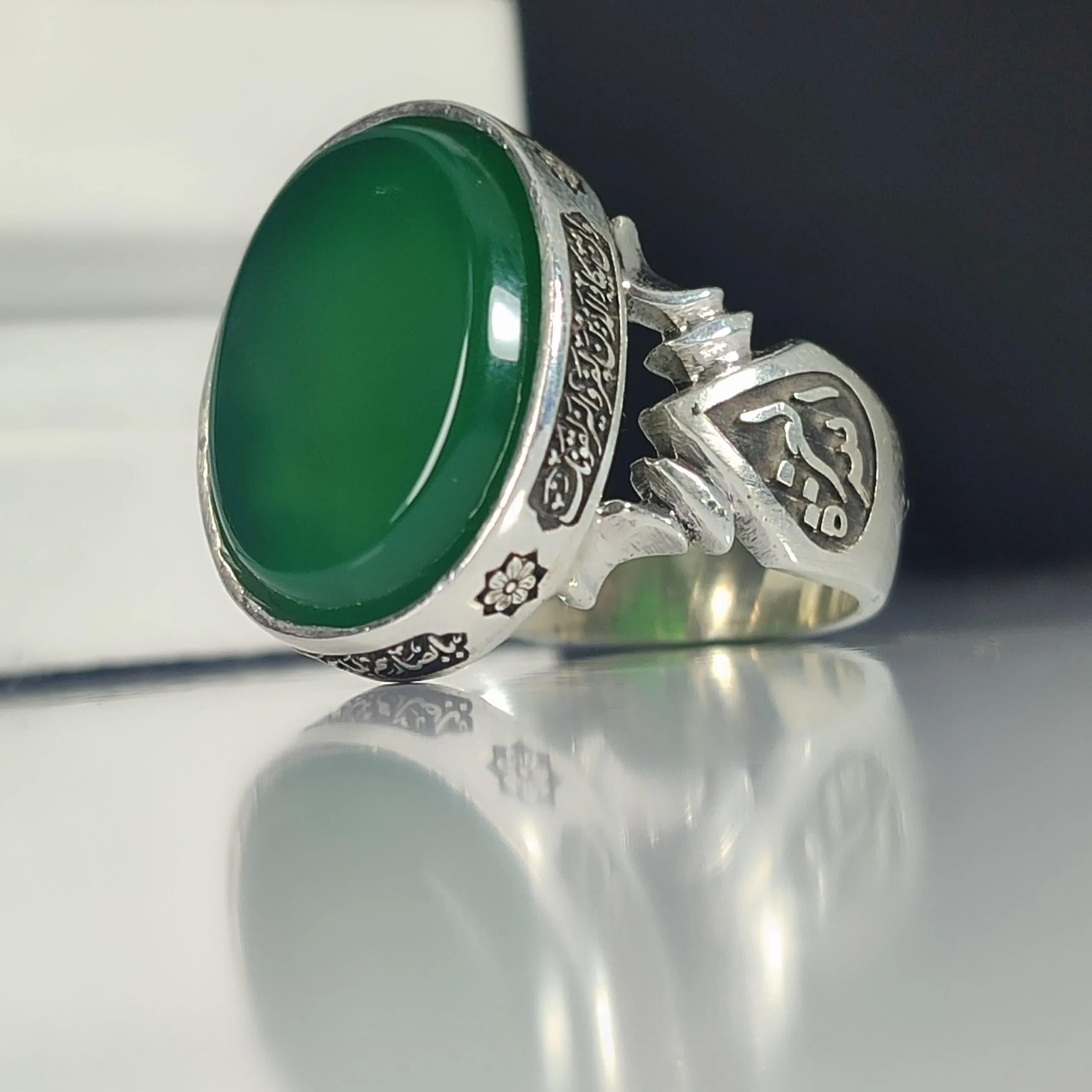 انگشتر نقره باسنگ عقیق سبز ذکر روی رکاب (وان یکاد) و ذکر بغل رکاب (العزه الله) و (حسبی الله) — تصویر ۹