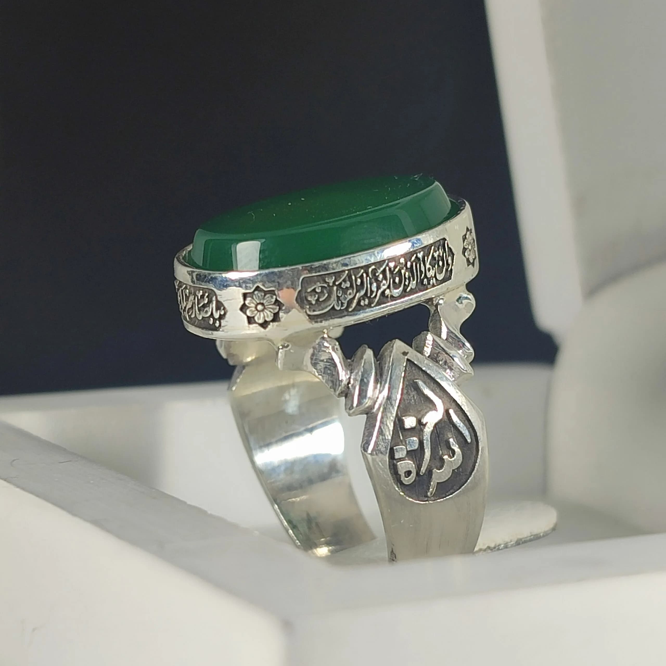 انگشتر نقره باسنگ عقیق سبز ذکر روی رکاب (وان یکاد) و ذکر بغل رکاب (العزه الله) و (حسبی الله) — تصویر ۴