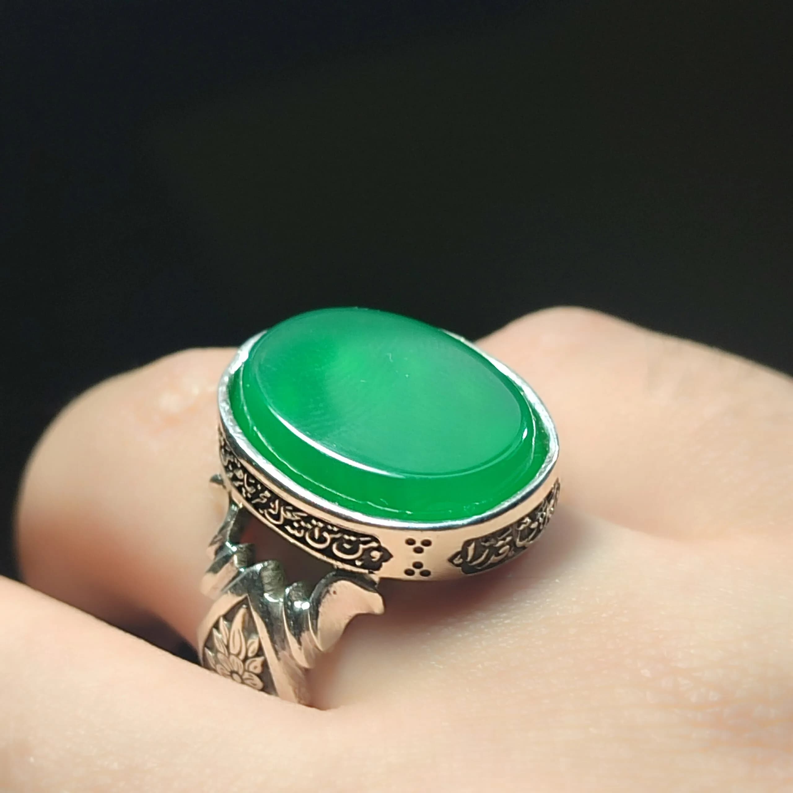 انگشتر نقره باسنگ عقیق سبز ذکر روی رکاب (ومن یتق الله) بغل رکاب ( طرح گل) کد 2329 — تصویر ۸