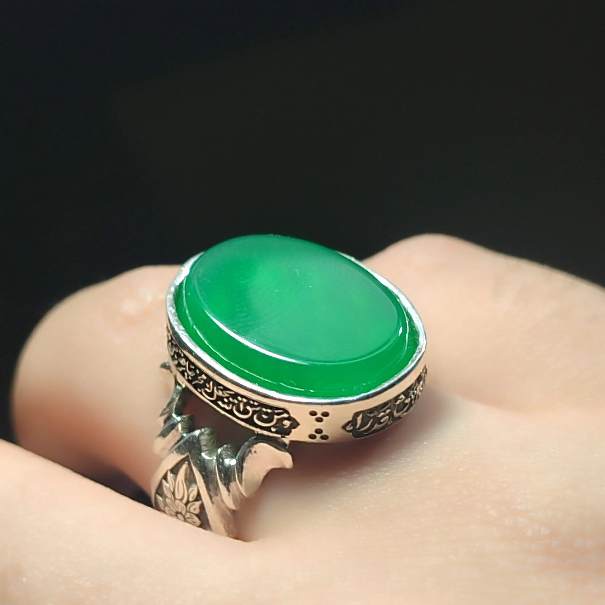 انگشتر نقره باسنگ عقیق سبز ذکر روی رکاب (ومن یتق الله) بغل رکاب ( طرح گل) کد 2329 — تصویر ۲