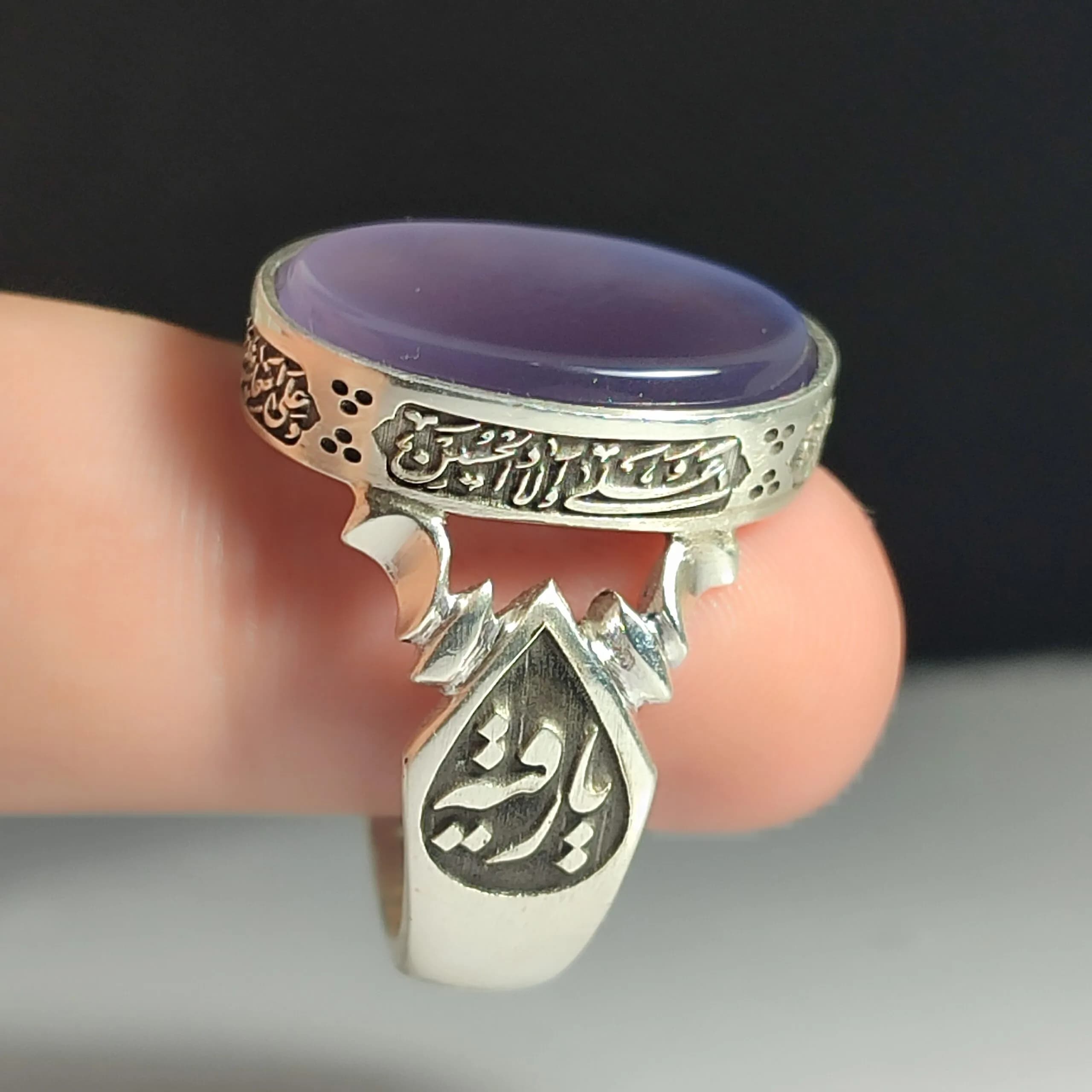 انگشتر نقره باسنگ عقیق سوسنی ذکر روی رکاب (چهار سلام زیارت عاشورا) ذکر بغل رکاب (یارقیه) و (یازینب) کد 2331 — تصویر ۸