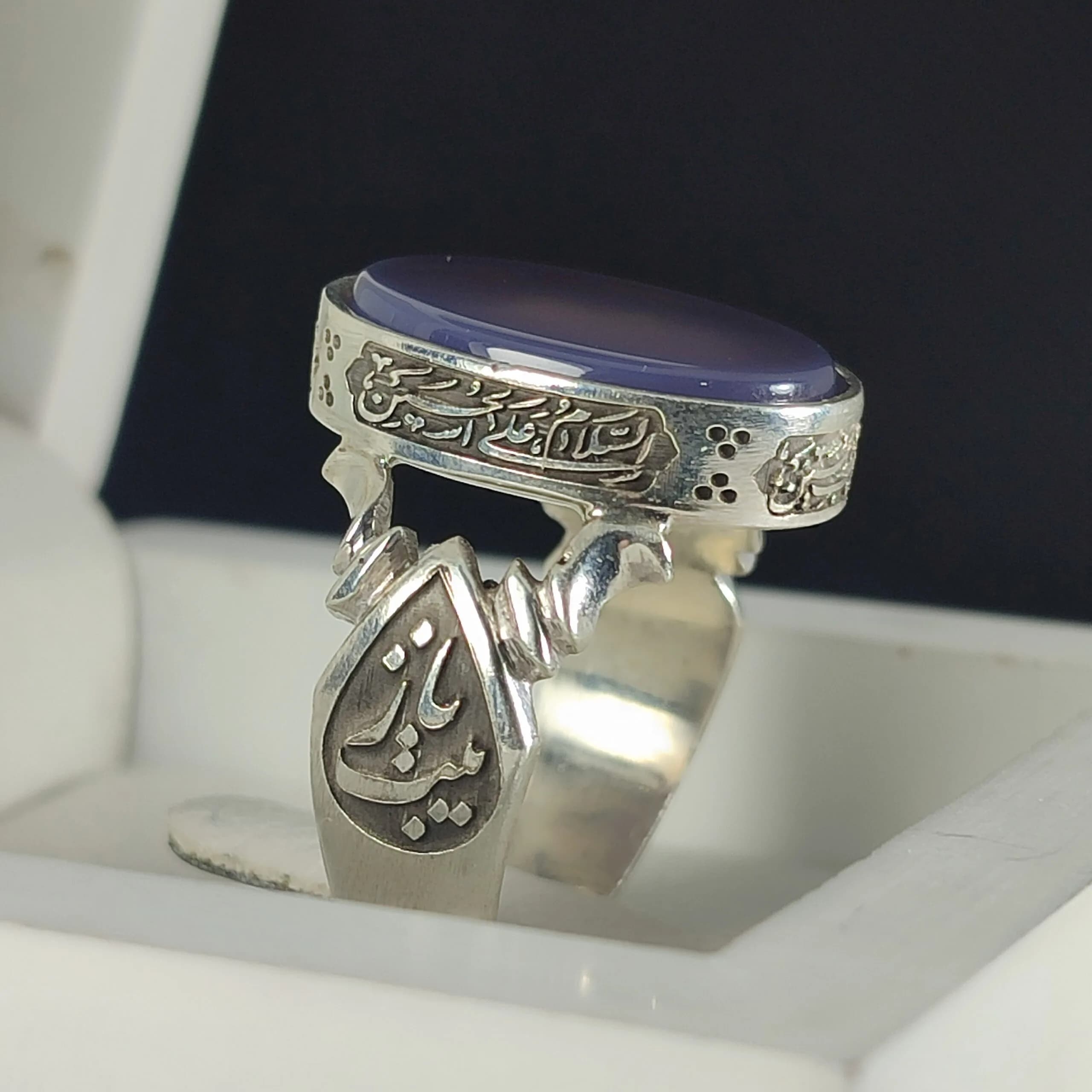 انگشتر نقره باسنگ عقیق سوسنی ذکر روی رکاب (چهار سلام زیارت عاشورا) ذکر بغل رکاب (یارقیه) و (یازینب) کد 2331 — تصویر ۳