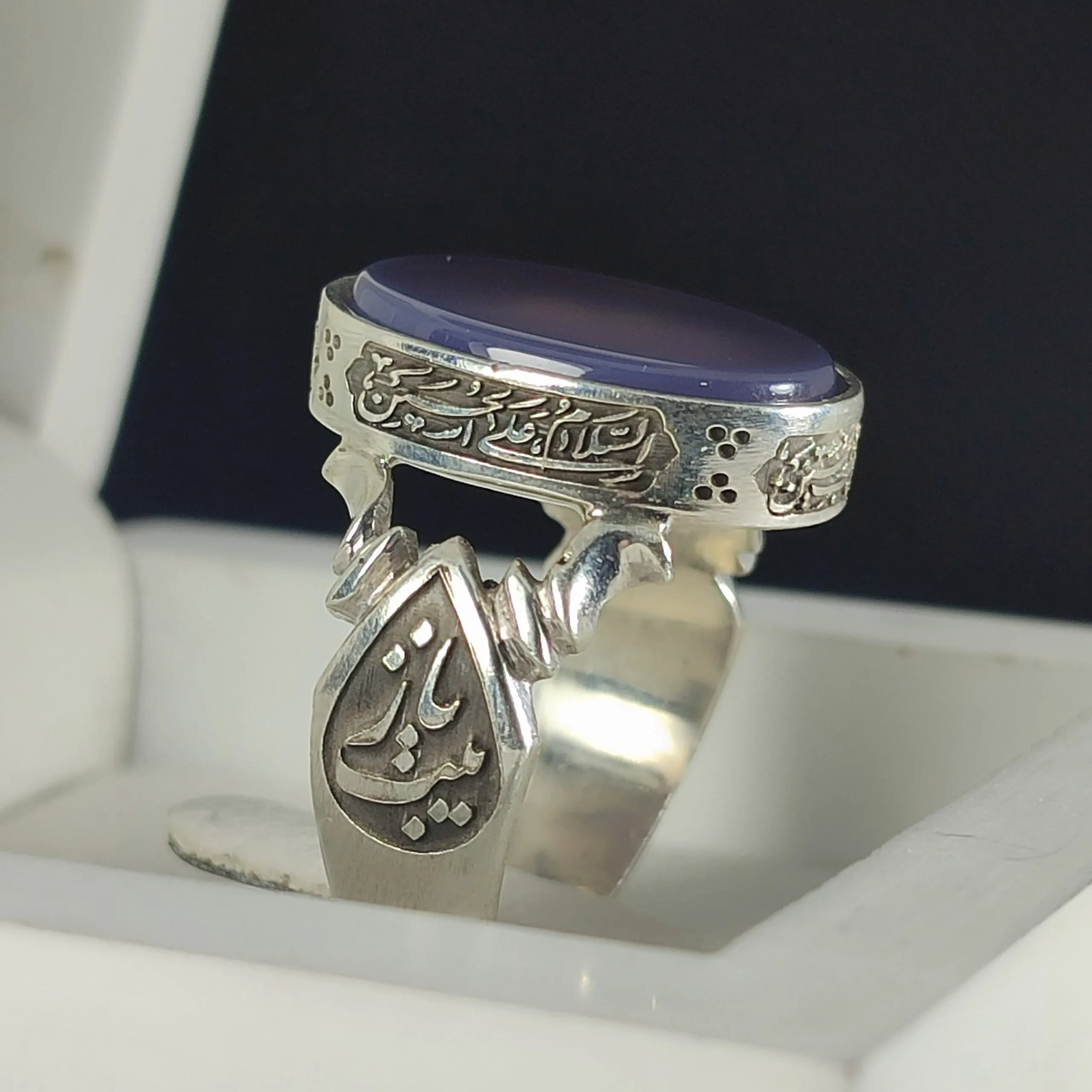 انگشتر نقره باسنگ عقیق سوسنی ذکر روی رکاب (چهار سلام زیارت عاشورا) ذکر بغل رکاب (یارقیه) و (یازینب) کد 2331 — تصویر ۱۰