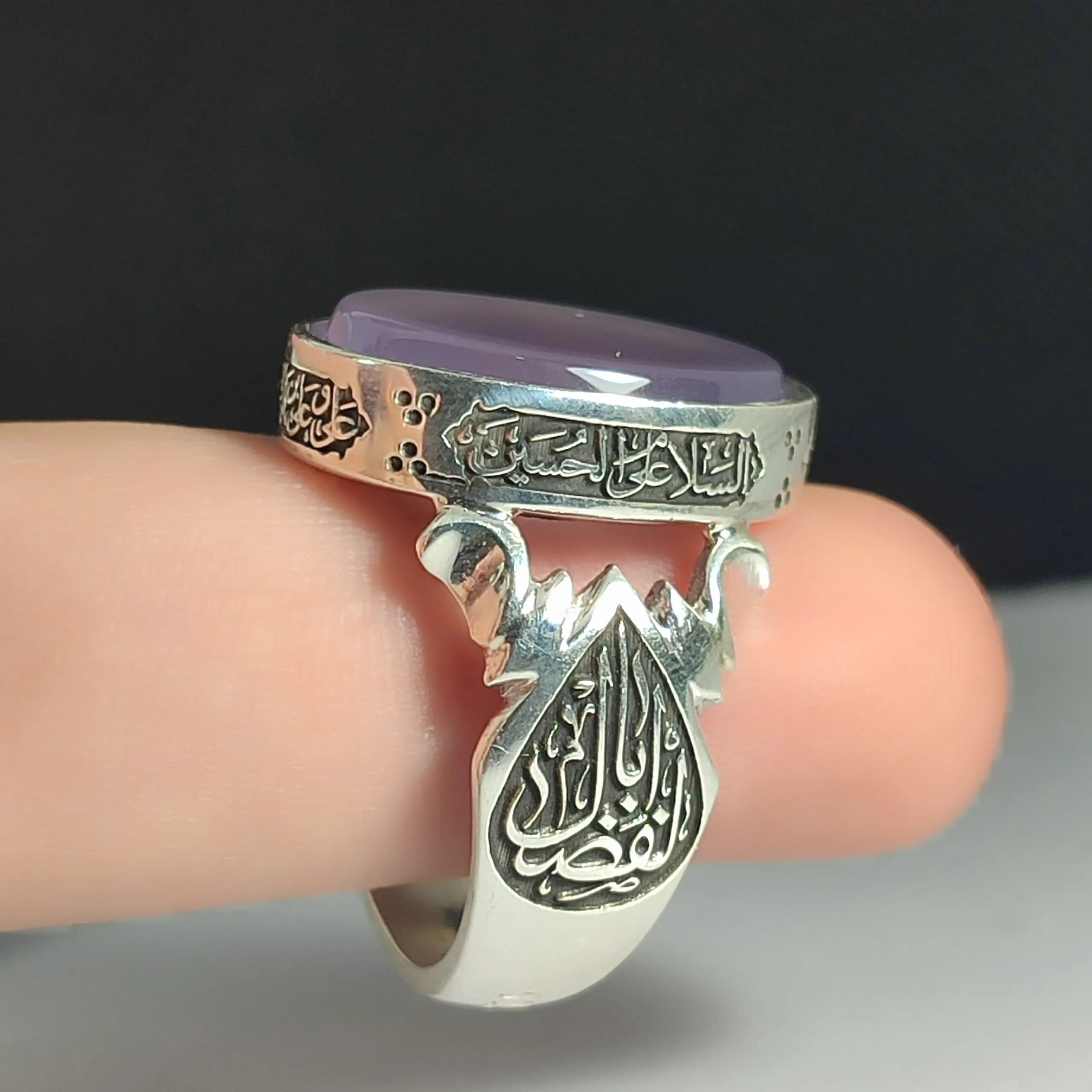 انگشتر نقره باسنگ عقیق سوسنی ذکر روی رکاب (چهارسلام زیارت عاشورا) ذکر بغل رکاب (یا اباالفضل) و (یاحسین شهید) کد 2336 — تصویر ۹