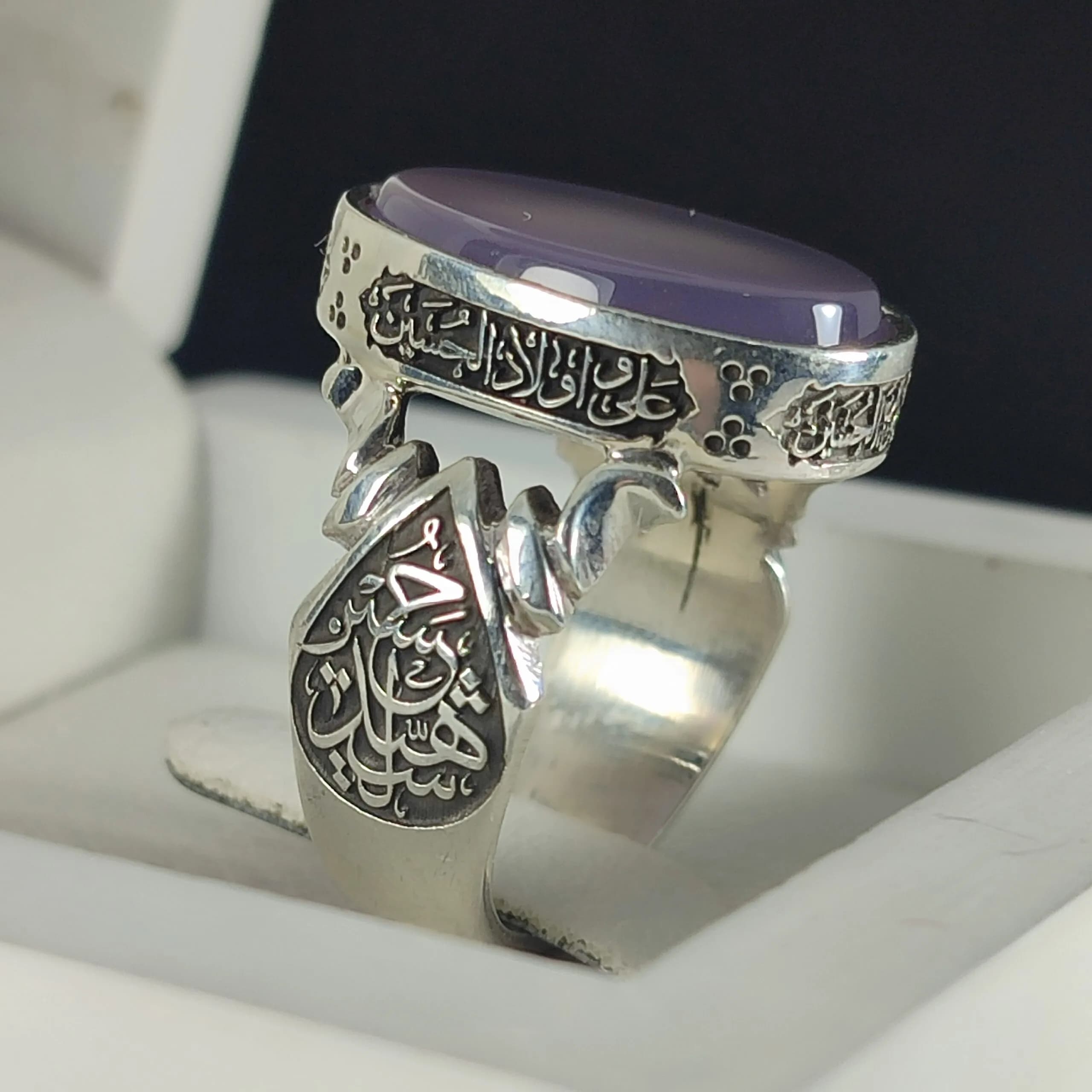 انگشتر نقره باسنگ عقیق سوسنی ذکر روی رکاب (چهارسلام زیارت عاشورا) ذکر بغل رکاب (یا اباالفضل) و (یاحسین شهید) کد 2336 — تصویر ۸
