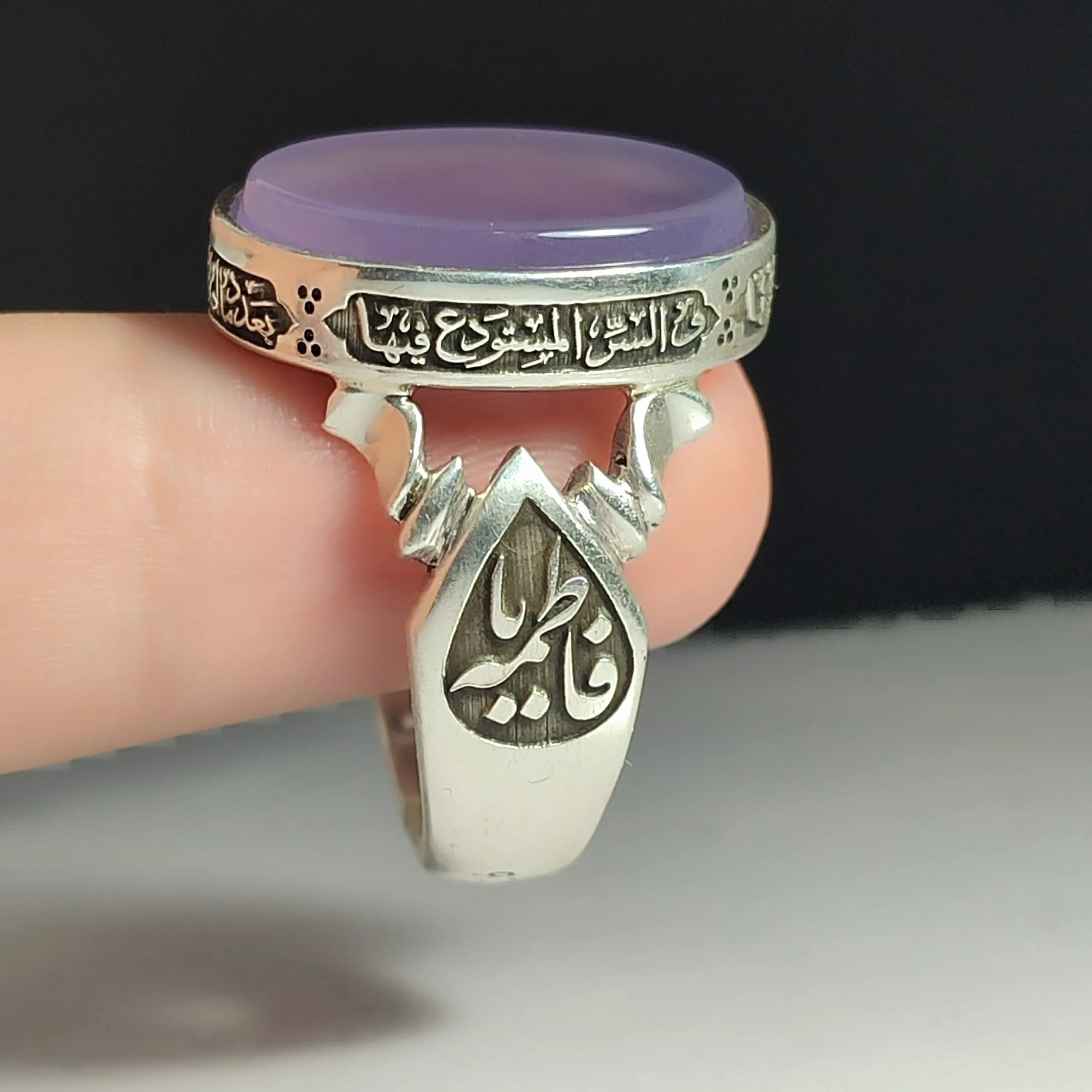 انگشتر نقره باسنگ عقیق سوسنی ذکر روی رکاب (صلوات حضرت فاطمه) ذکر بغل رکاب (یافاطمه) و ( یاعلی) کد 2337 — تصویر ۷