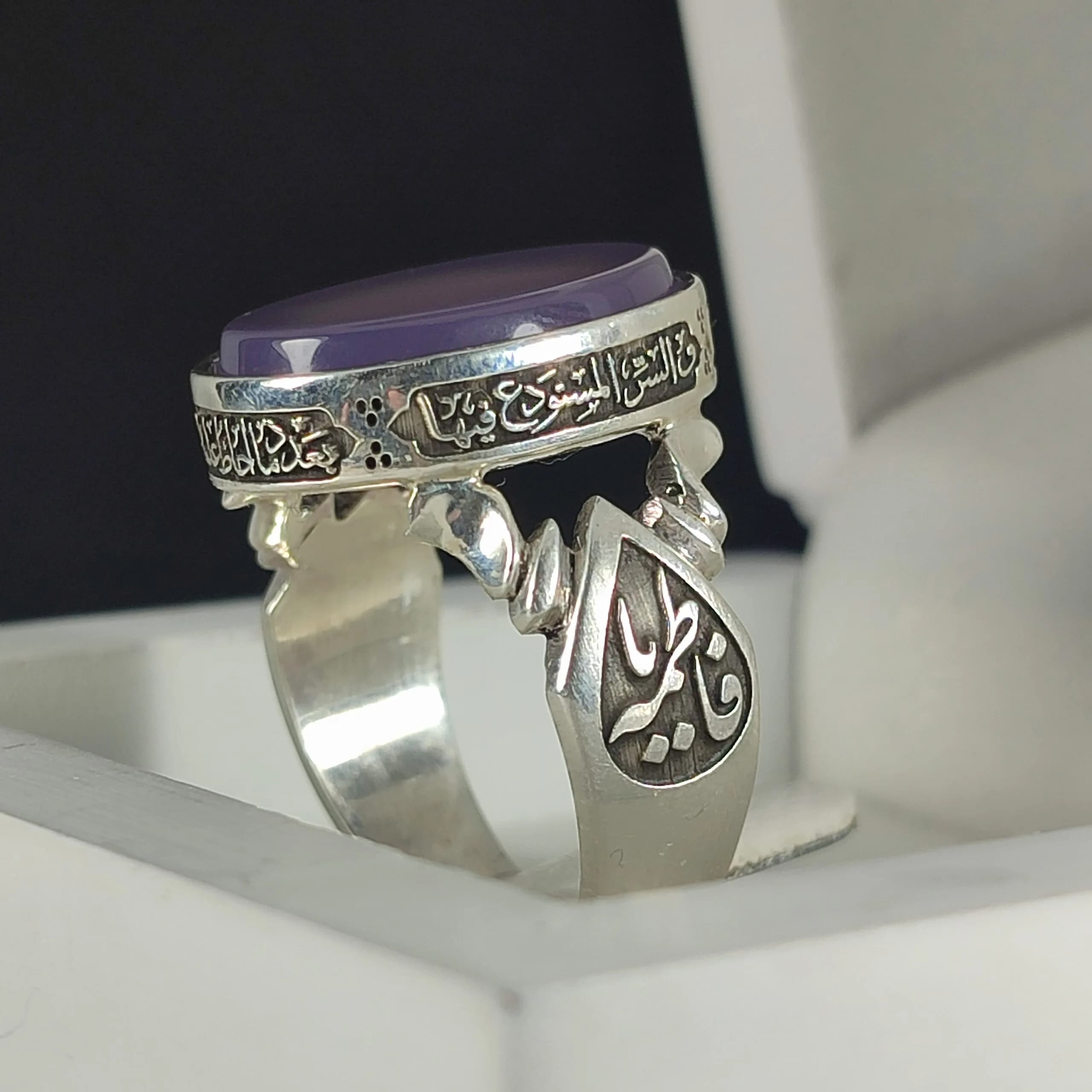 انگشتر نقره باسنگ عقیق سوسنی ذکر روی رکاب (صلوات حضرت فاطمه) ذکر بغل رکاب (یافاطمه) و ( یاعلی) کد 2337 — تصویر ۴