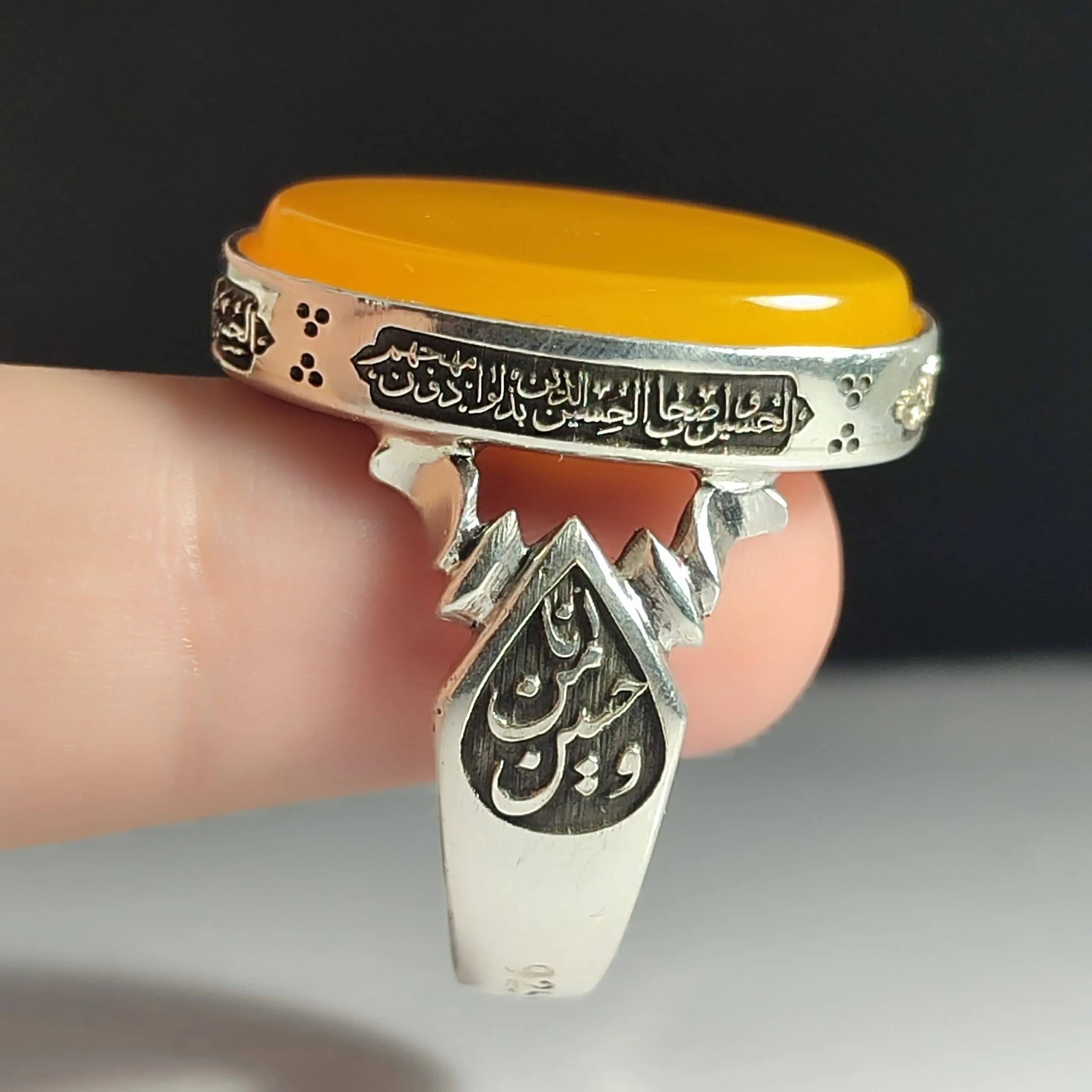 انگشتر نقره باسنگ شرف الشمس ذکر روی رکاب (سجده زیارت عاشورا) ذکر بغل رکاب (حسین منی وانا من حسین) کد 2340 — تصویر ۸