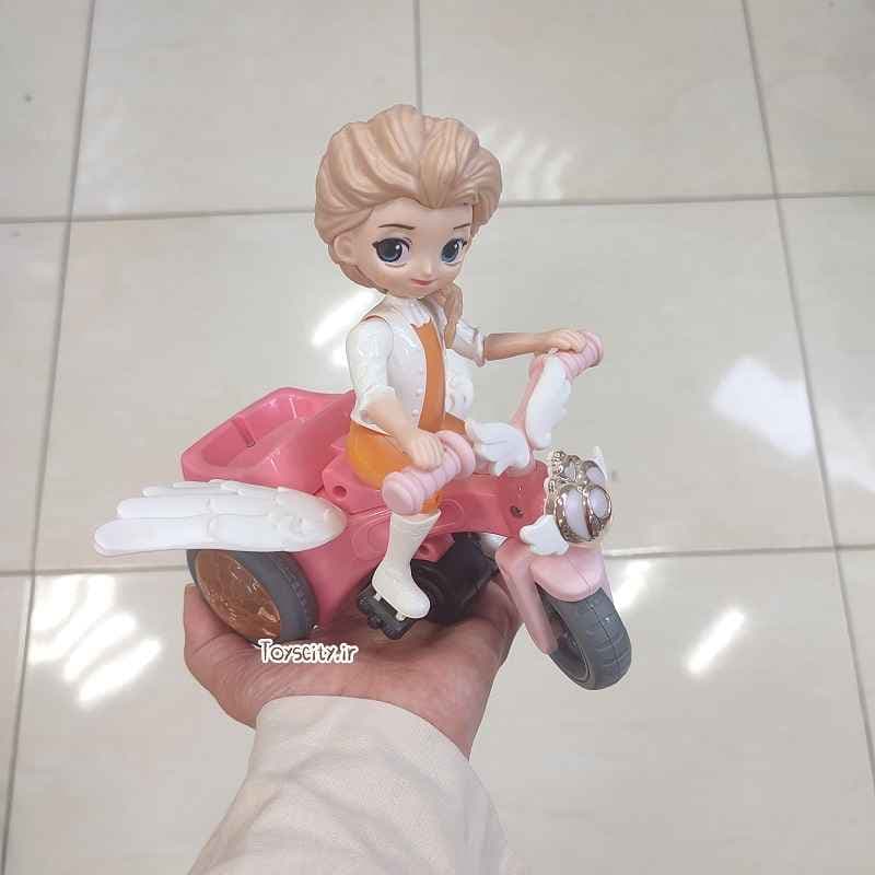 دختر موتور سوار تک چرخ زن ///