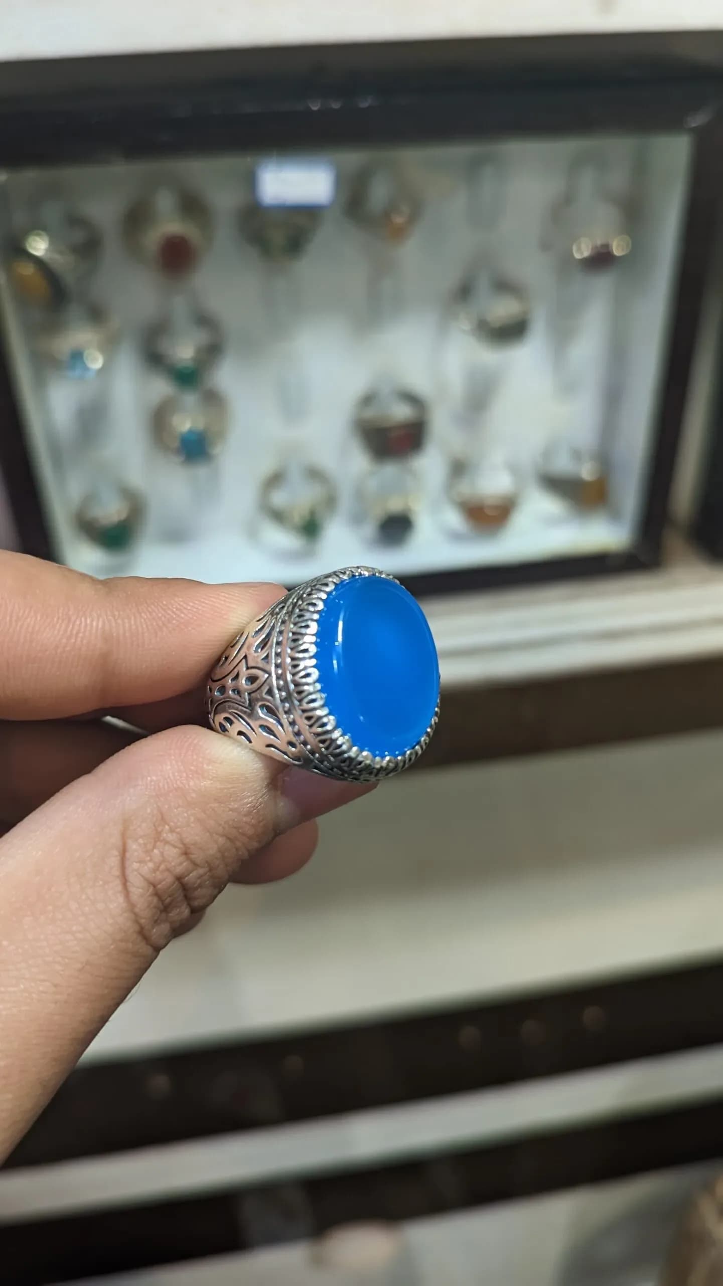 انگشتر عقیق آبی (کبود) با رکاب پرکار و سلطنتی؛ نماد آرامش و وقار کد 2381