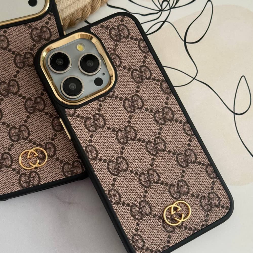 قاب گوچی مونوگرام کد CSB مناسب برای گوشی موبایل آیفون Apple iPhone 13 / 13 Pro / 13 Pro Max / 14 Pro Max / 15 Pro Max / 16 / 16 Pro Max / 17 Pro / 17 Pro Max — تصویر ۲