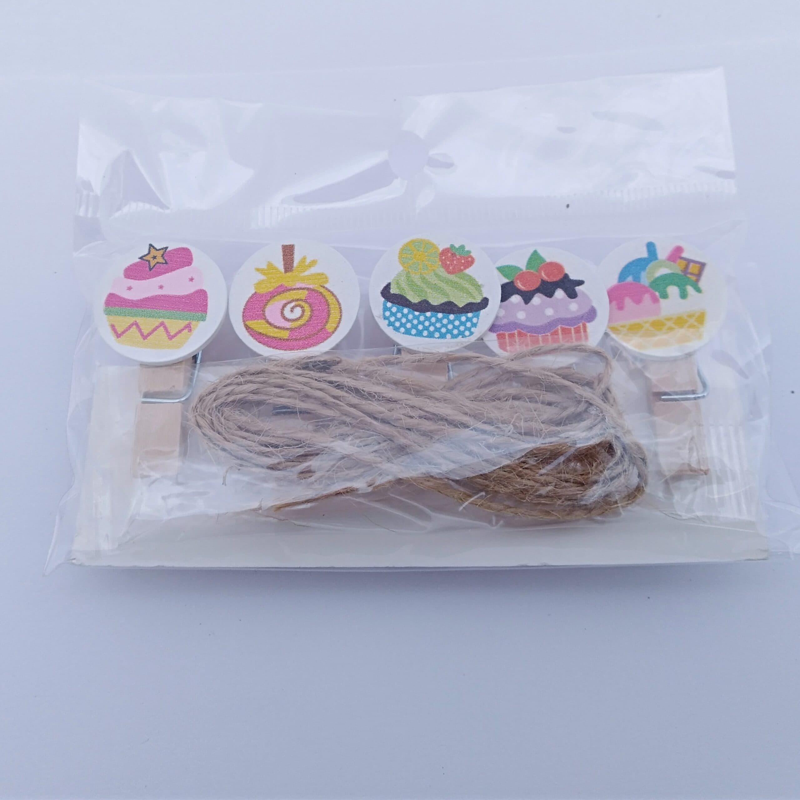 گیره چوبی فانتزی طرح کیک و شیرینی همراه با نخ، مناسب برای ریسه عکس و تزیین اتاق — تصویر ۲