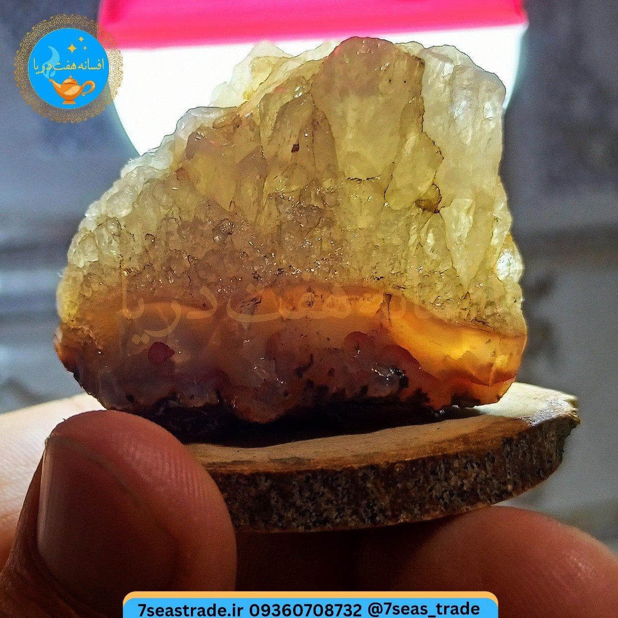 استند ژئود کوارتز شکل گنبدی شفاف اصل طبیعی به سر عقیق سرخ و کبود باباقوری — تصویر ۲