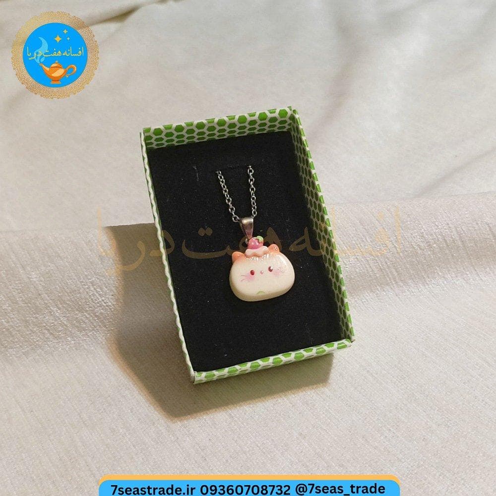 گردنبند فلزی نقره ای مدال شمایل کیتی