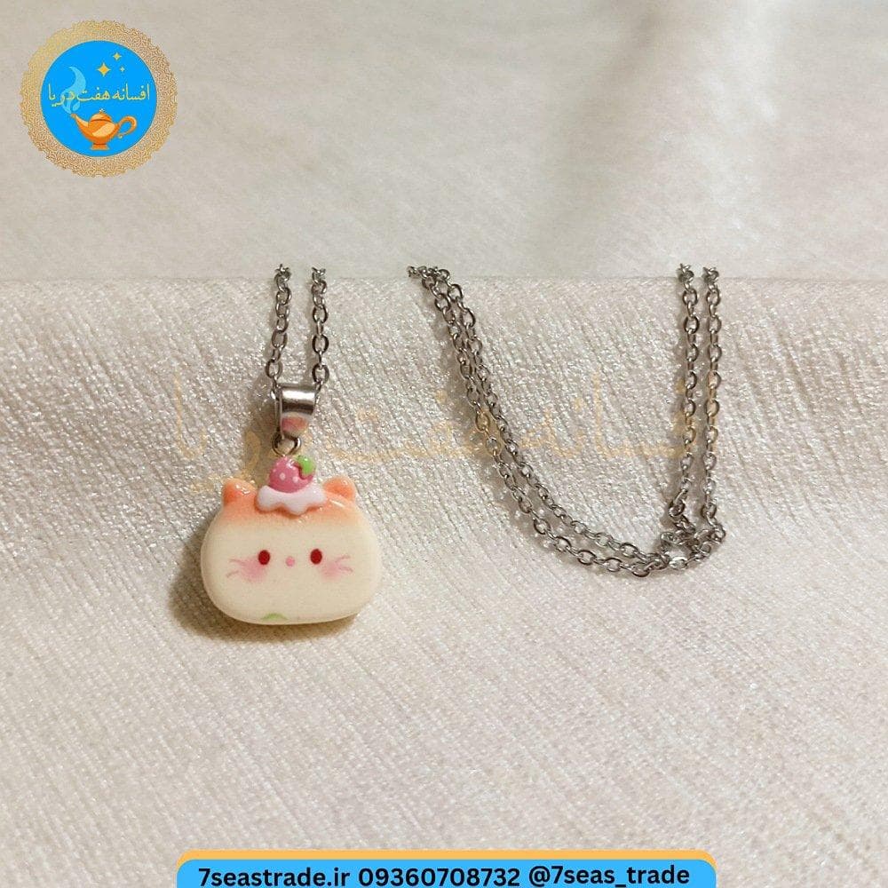 گردنبند فلزی نقره ای مدال شمایل کیتی — تصویر ۲