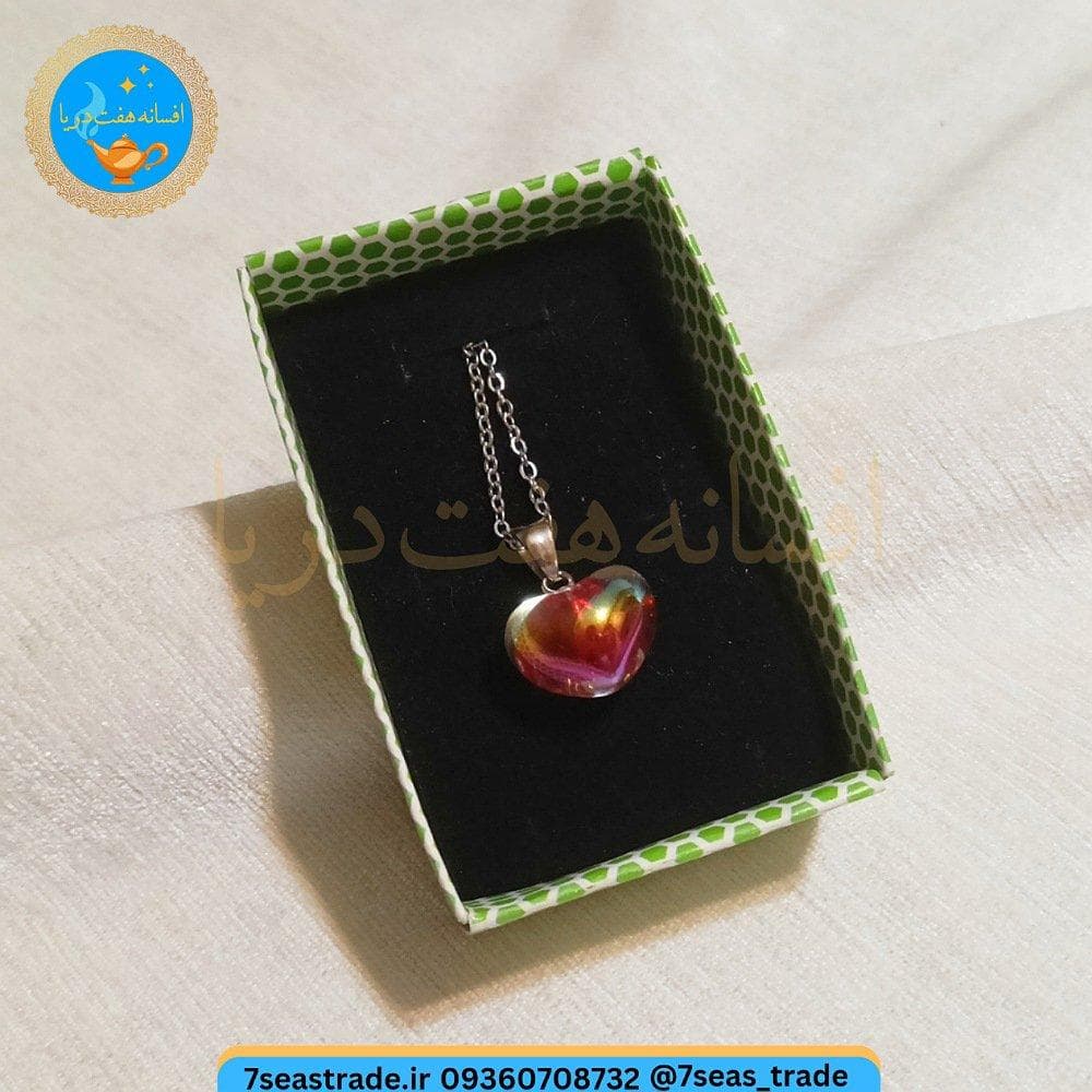 گردنبند فلزی نقره ای مدال شمایل مدل قلب شیشه ای رنگ رنگین کمانی روشن — تصویر ۴