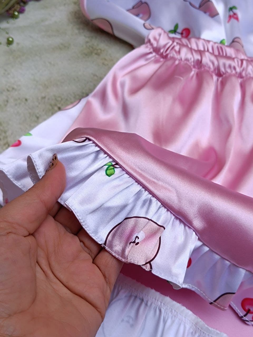 ست تاپ و شورتک ساتن طرح عروسکی — تصویر ۳