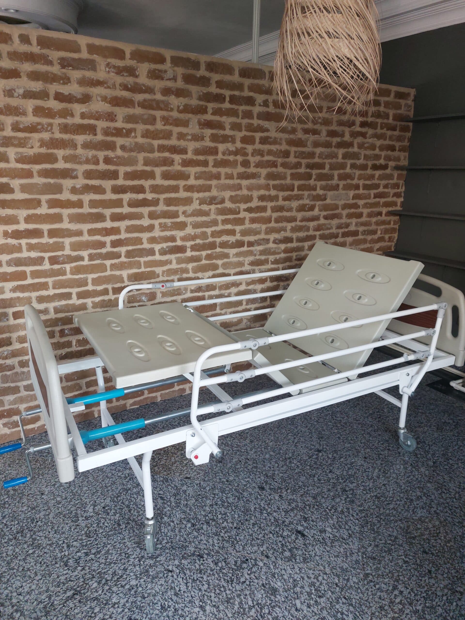 تخت بیمار مدل 3 شکن پایه ثابت رویه ABS بیمارستانی — تصویر ۲