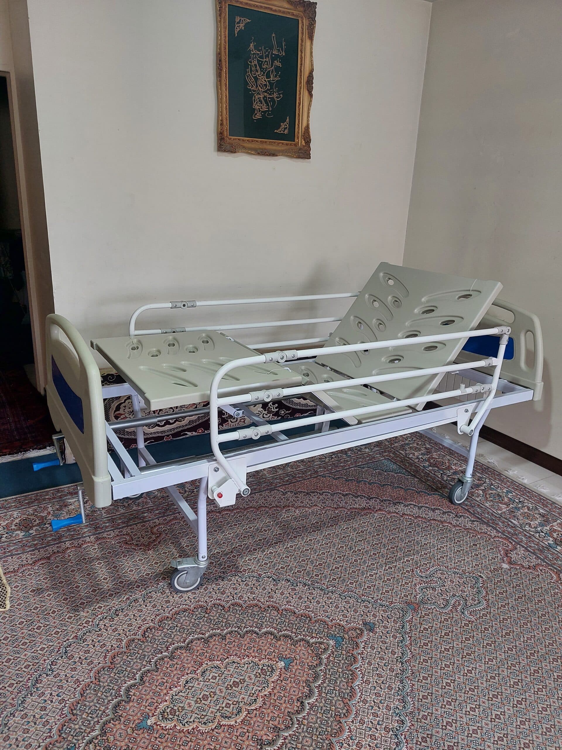 تخت بیمار مدل 3 شکن پایه ثابت رویه ABS بیمارستانی — تصویر ۴