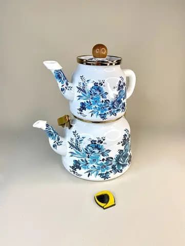 کتری و قوری لعابی طرح گل آبی درشت درب چوبی — تصویر ۳
