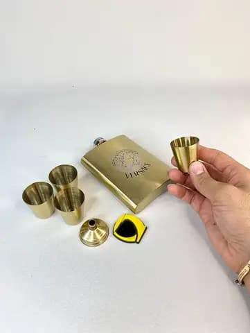 ست قمقمه جیبی 4 شات استیل طلایی طرح VERSACE — تصویر ۲