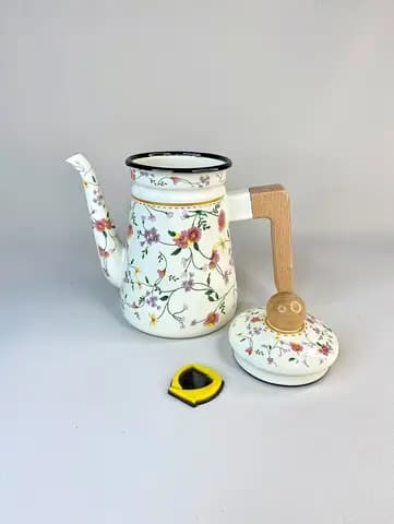 کتری لعابی طرح گل و پیچک دسته بغل چوبی 1/2 لیتر — تصویر ۲