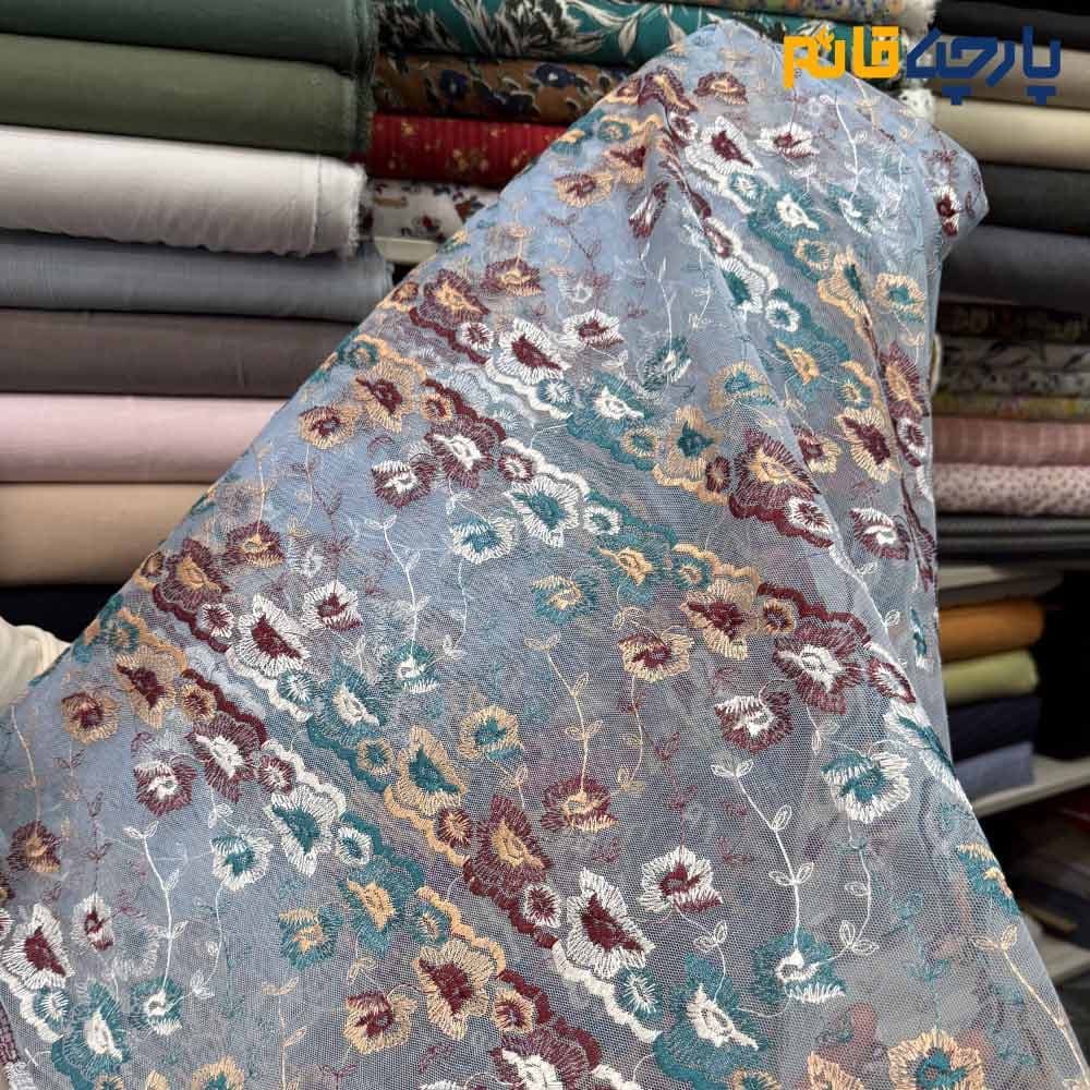 پارچه مجلسی دانتل کره ای رنگ آبی آسمانی پاستلی گل رنگی کد8188