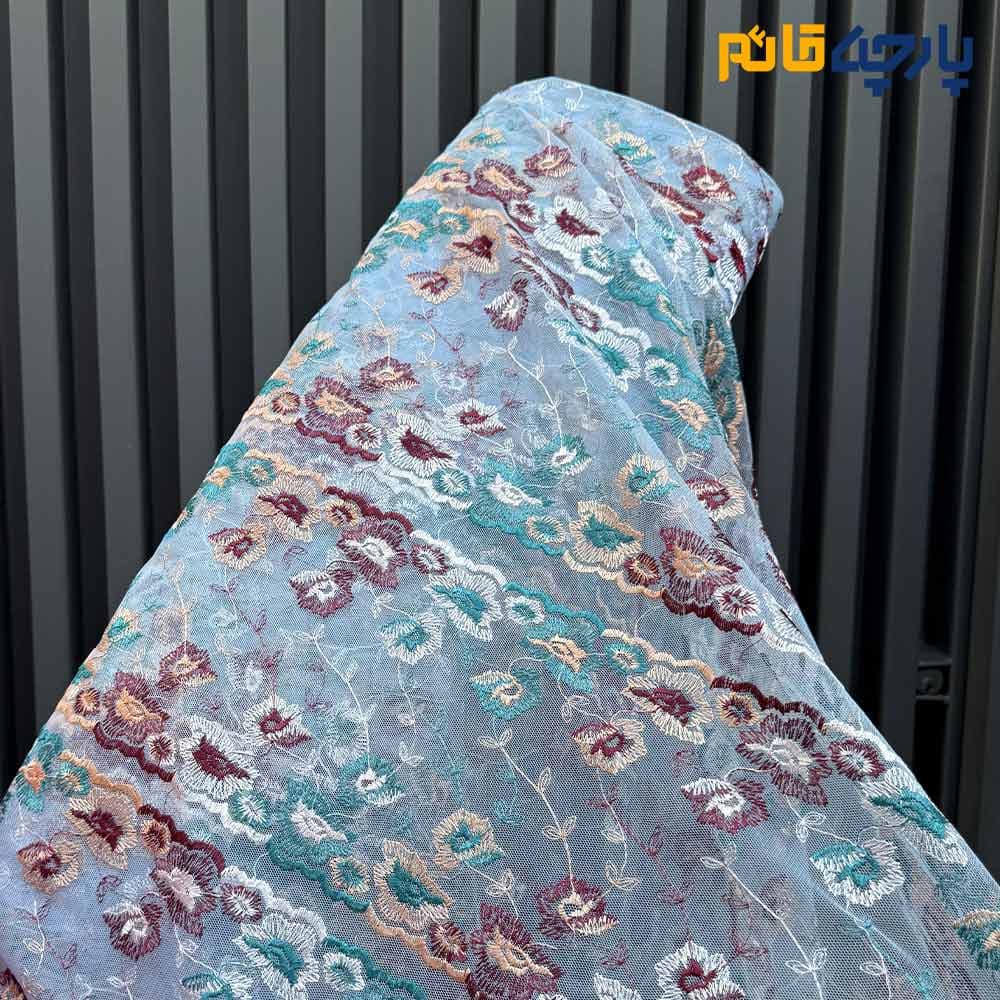 پارچه مجلسی دانتل کره ای رنگ آبی آسمانی پاستلی گل رنگی کد8188 — تصویر ۳