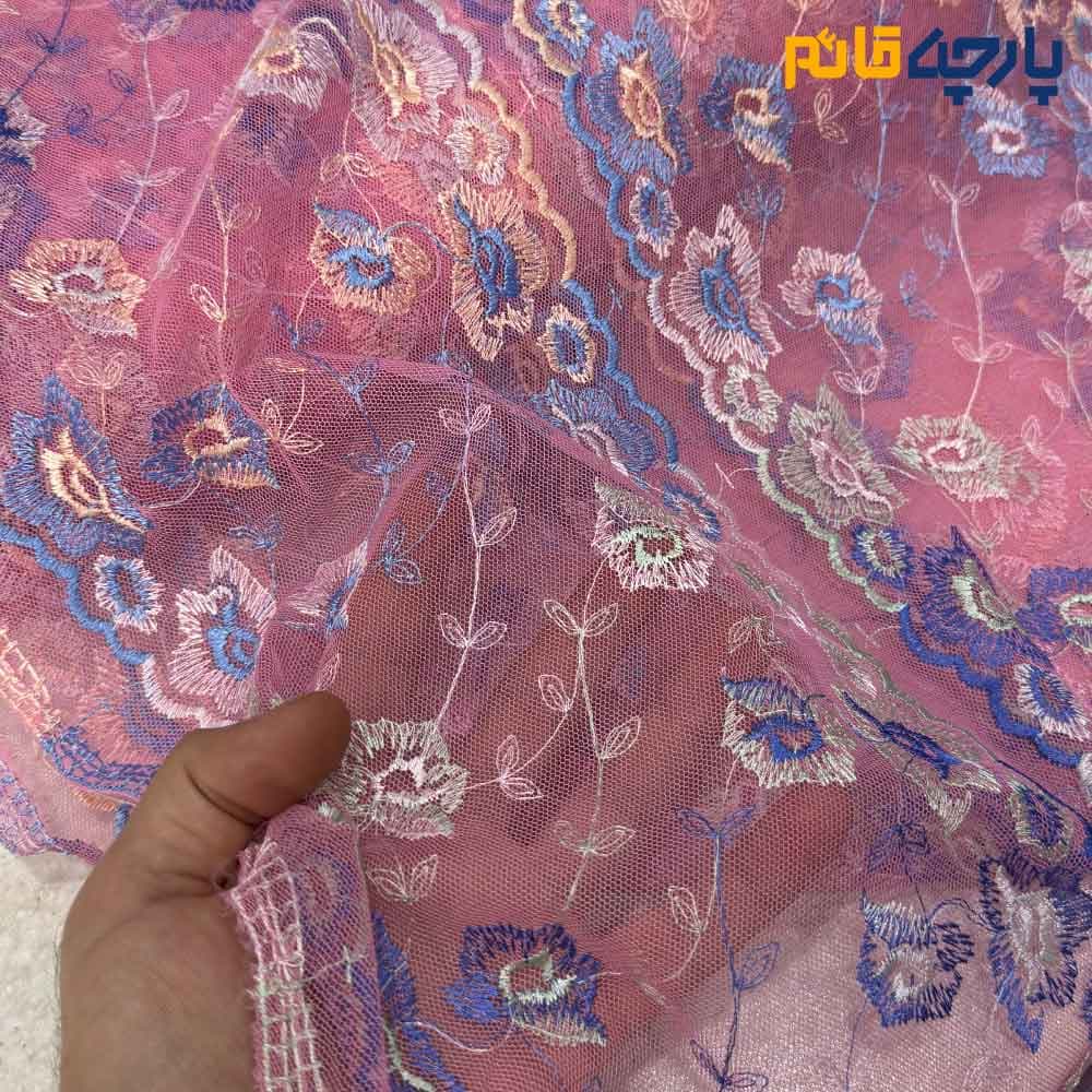 پارچه مجلسی دانتل کره ای زمینه صورتی گل رنگی کد8165 — تصویر ۲