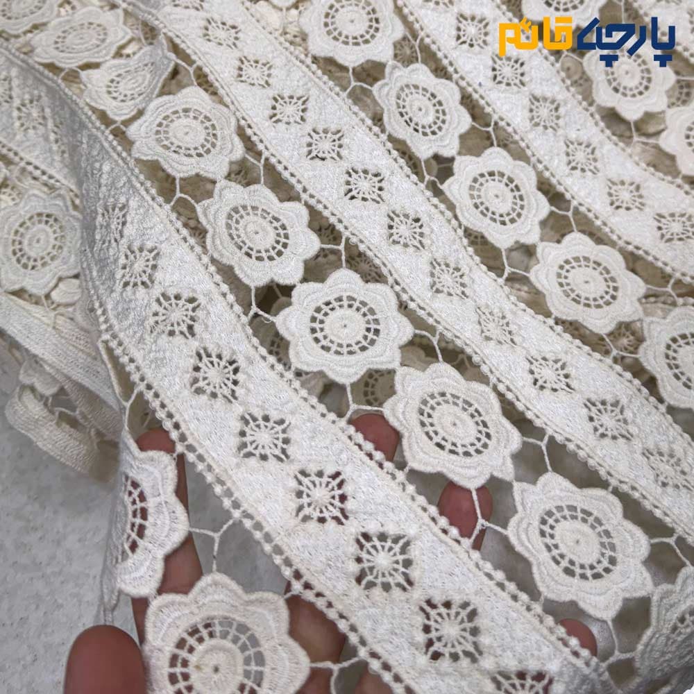 پارچه مجلسی تور کتان طرح خطی و گل رنگ کرم طبیعی کد8151 — تصویر ۲